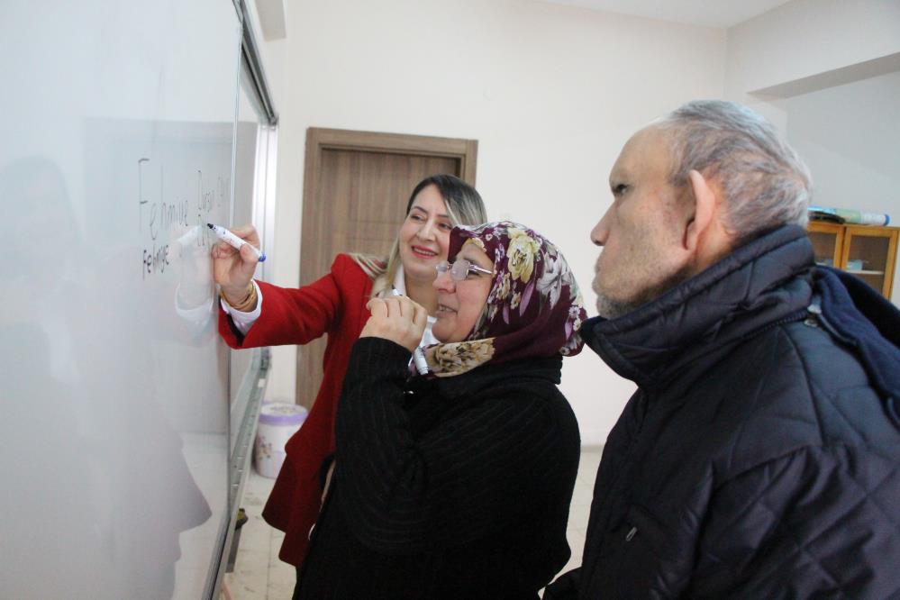 30 Yillik Ask Azim Ve Umut Evlilik Yil Donumunde Okuma Yazma Ogreniyorlar (2)