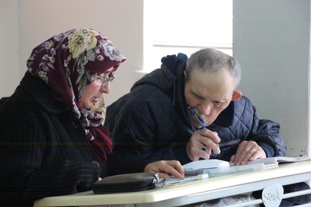 30 Yillik Ask Azim Ve Umut Evlilik Yil Donumunde Okuma Yazma Ogreniyorlar (3)