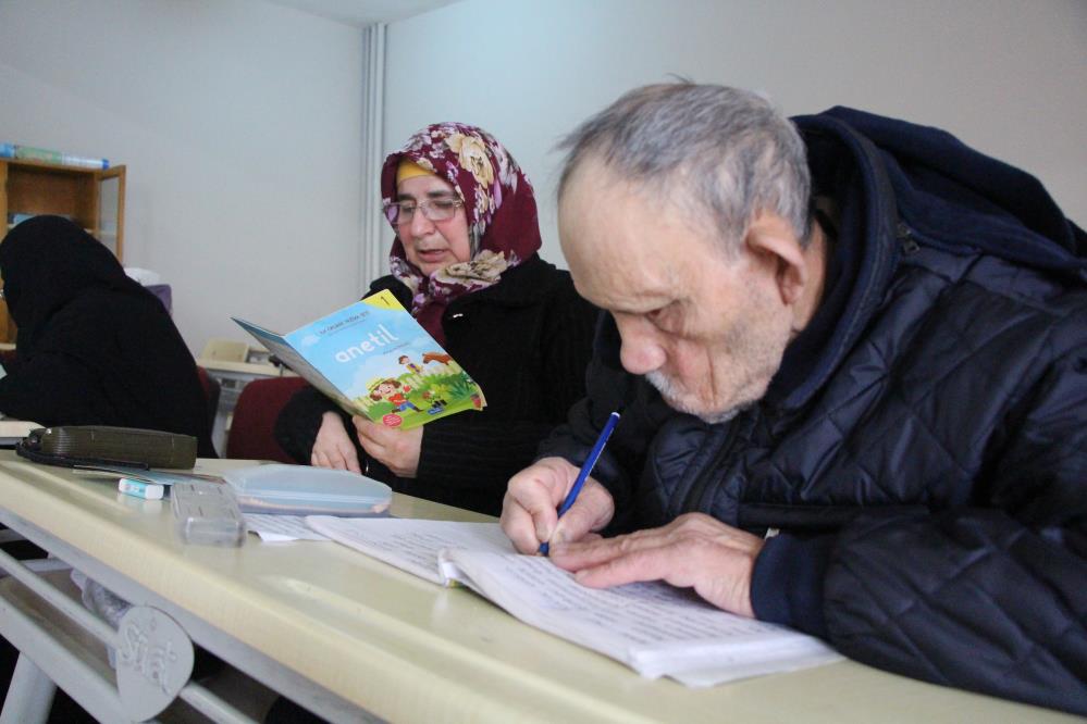30 Yillik Ask Azim Ve Umut Evlilik Yil Donumunde Okuma Yazma Ogreniyorlar (4)