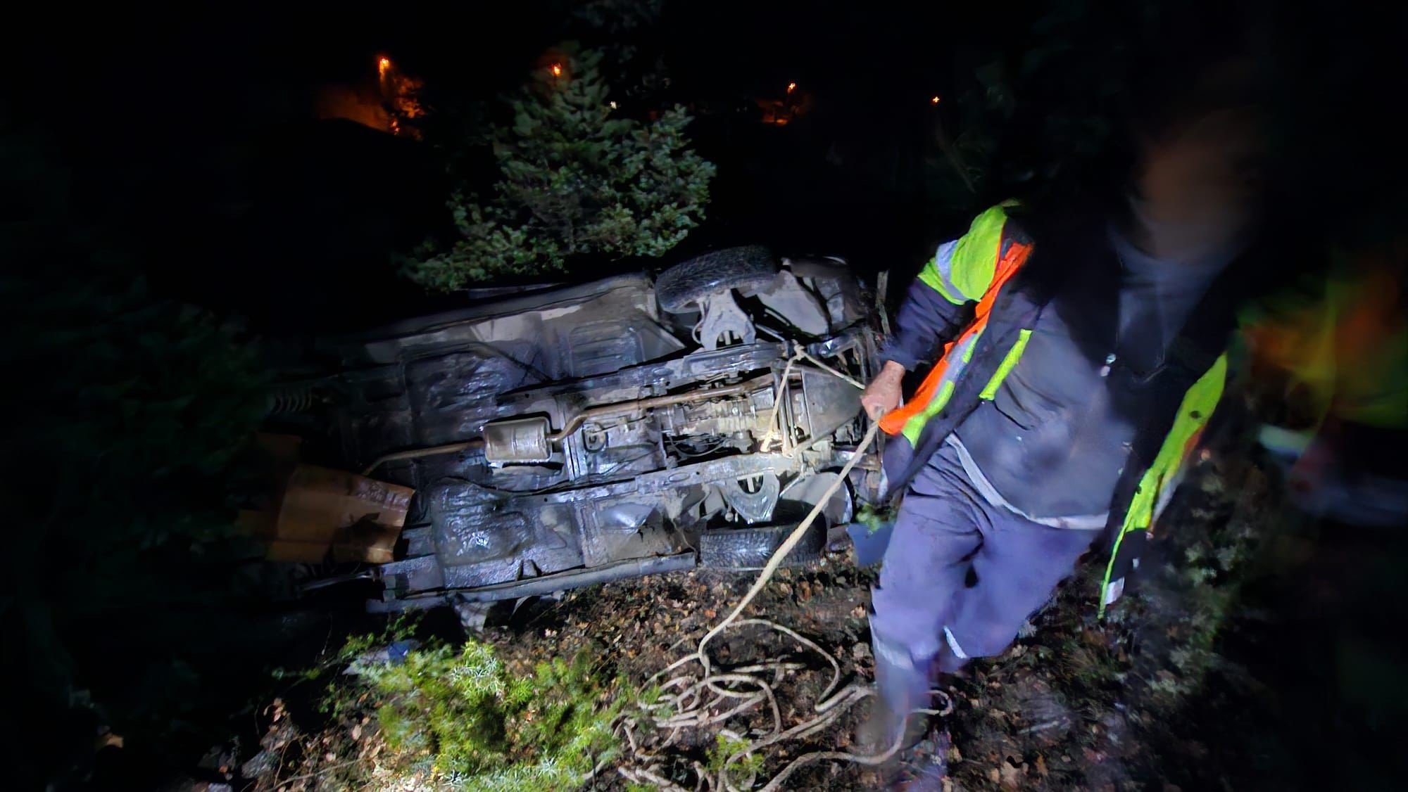 50 Metrelik Uçurum Ölüm Getirdi Hurdaya Dönen Araçta 1 Ölü, 2 Yaralı (3)