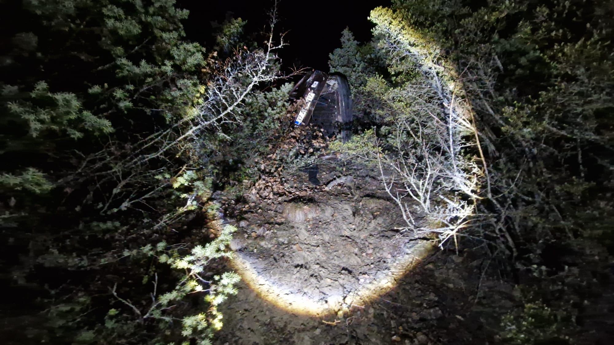 50 Metrelik Uçurum Ölüm Getirdi Hurdaya Dönen Araçta 1 Ölü, 2 Yaralı (4)