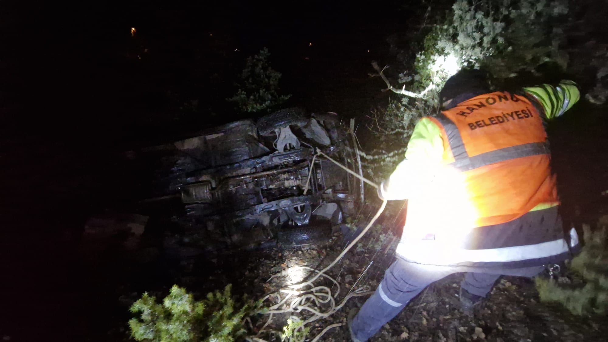 50 Metrelik Uçurum Ölüm Getirdi Hurdaya Dönen Araçta 1 Ölü, 2 Yaralı (5)