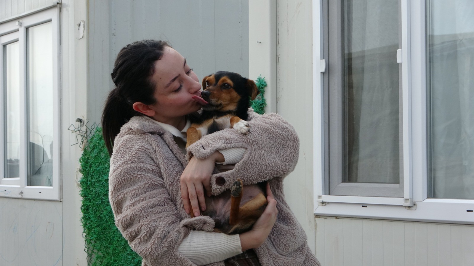 6 Şubat’tan Kalan Bir Dostluk Boncuk Sosyal Medyanın Yeni Yıldızı Oldu (2)