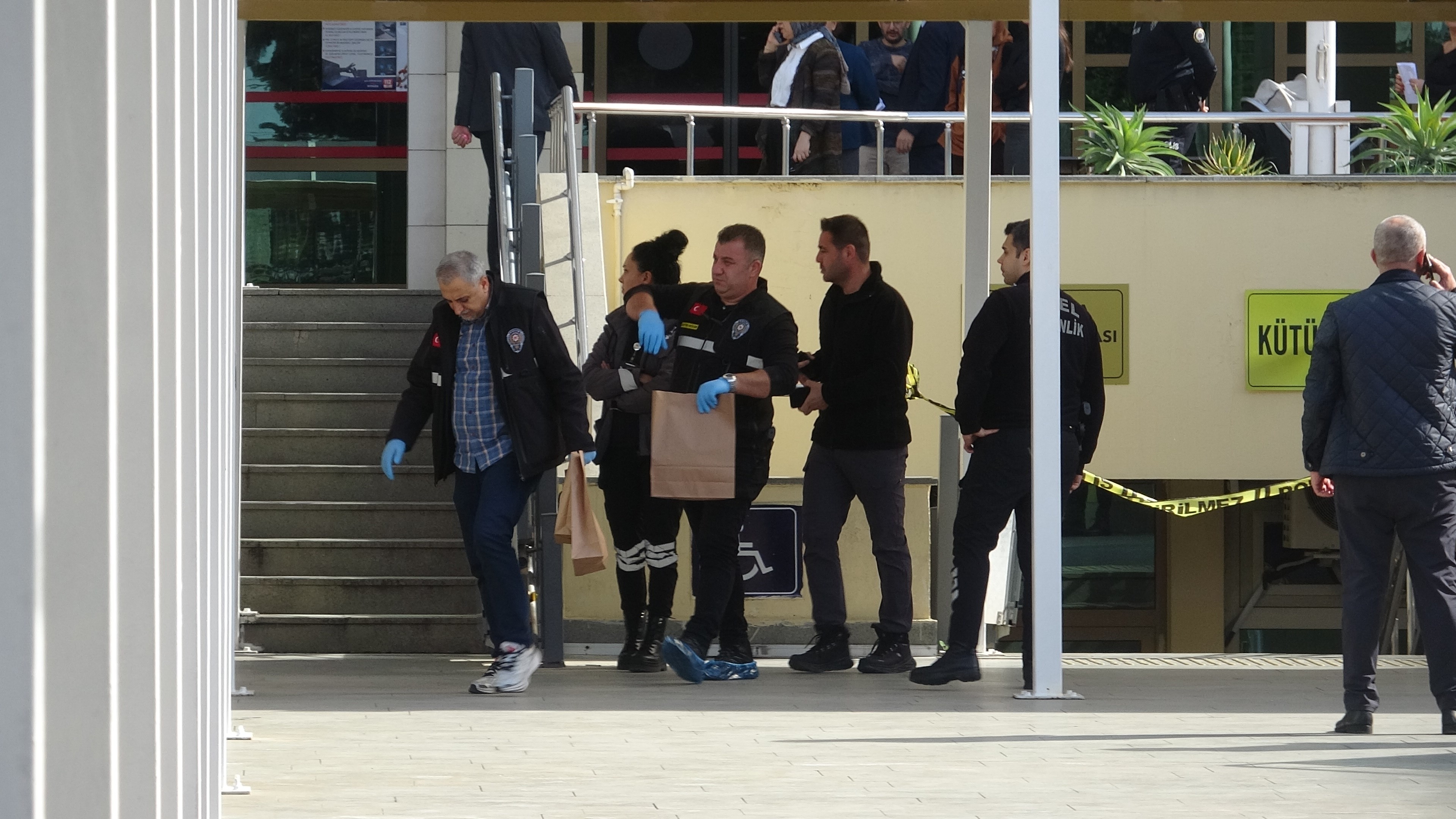 Adliyede Silah Sesi Yankılandı! Özel Güvenlik Görevlisi Tuvalette Ölü Bulundu (3)