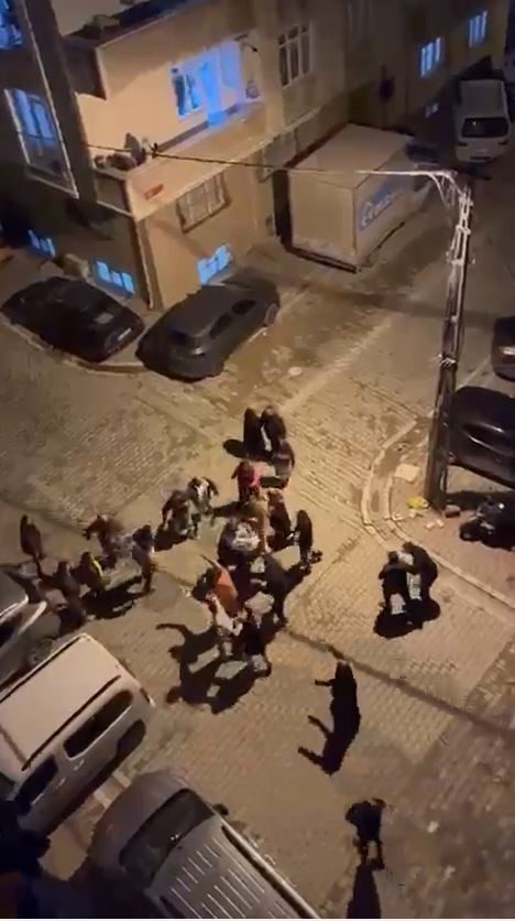 Akrabalarını Toplayıp Evi Bastı, Sokak Savaş Alanına Döndü! Hamile Kadını Böyle Darbettiler (2)