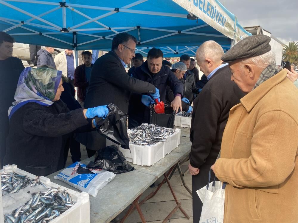 Alasehirde 8 Ton Hamsi Ucretsiz Dagitildi (4)