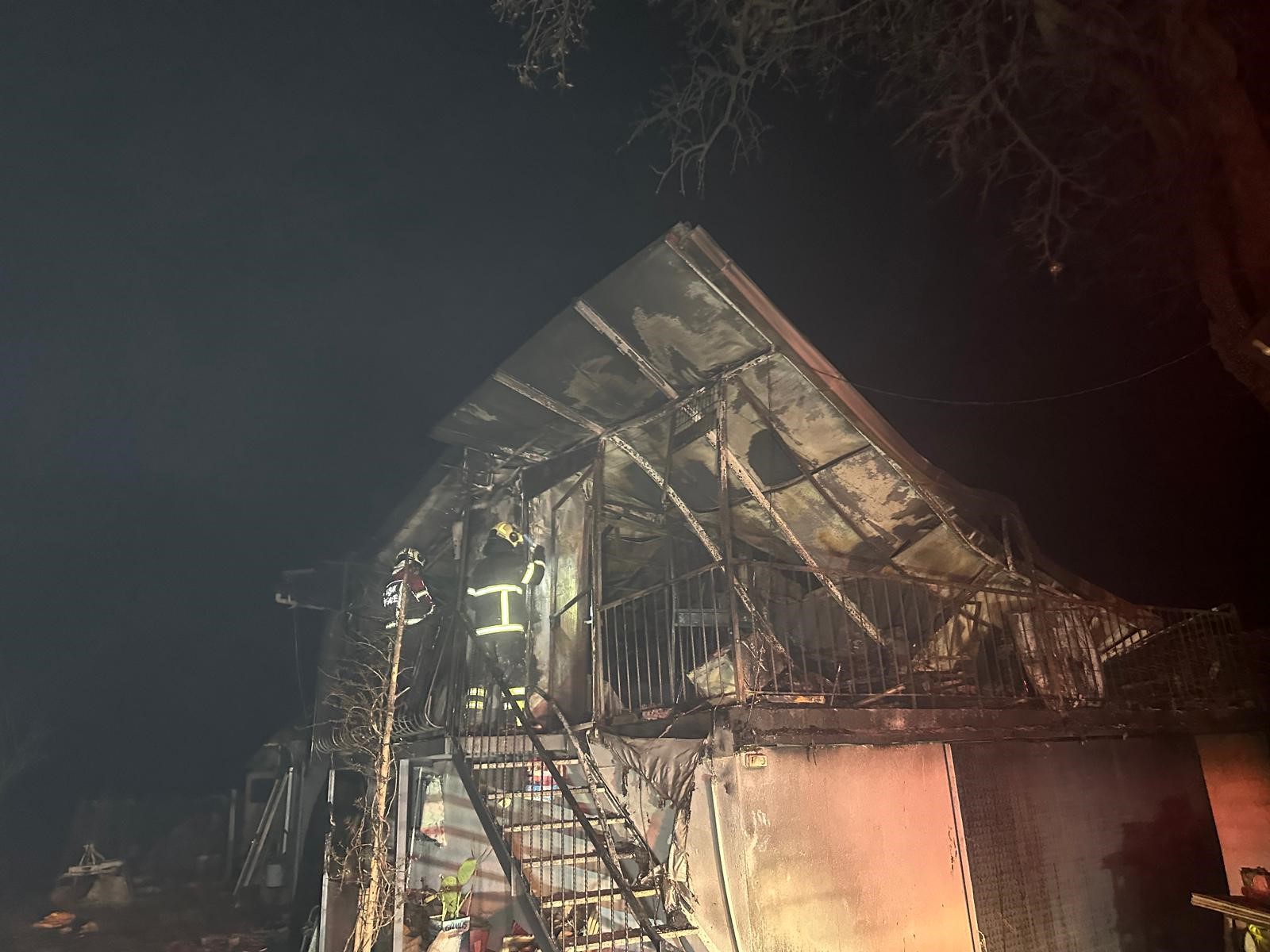 Alevler Her Şeyi Aldı Karı Koca Yanarak Hayatını Kaybetti (3)