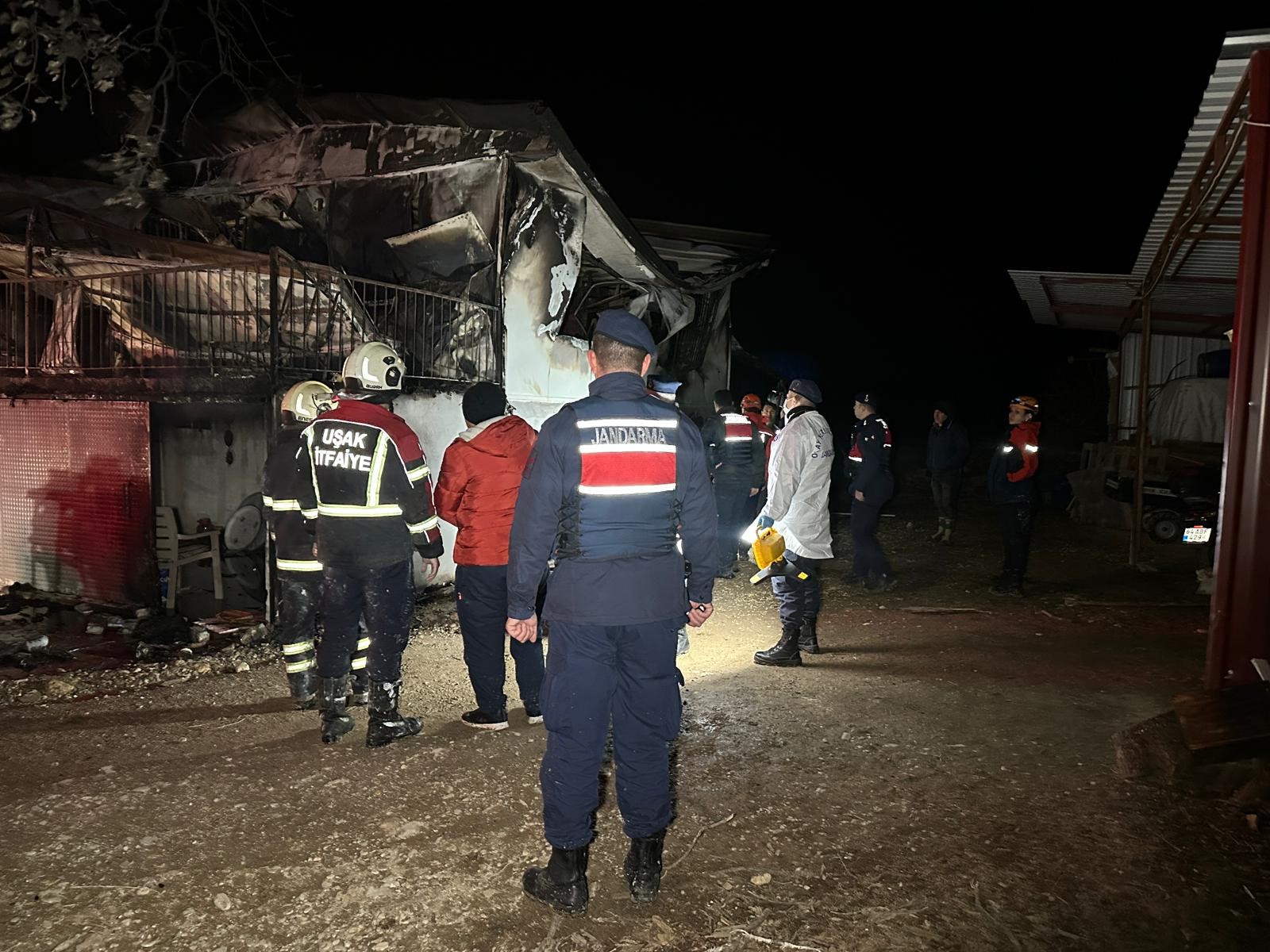 Alevler Her Şeyi Aldı Karı Koca Yanarak Hayatını Kaybetti (4)