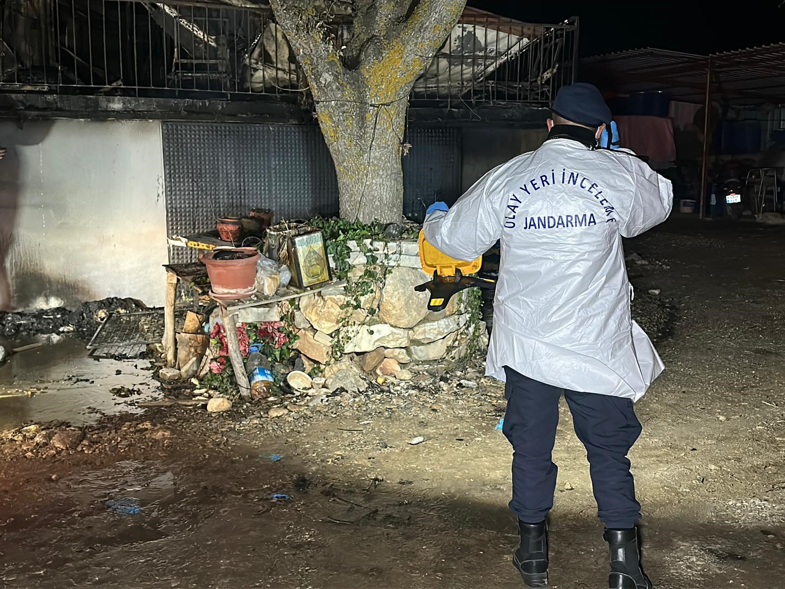 Alevler Her Şeyi Aldı Karı Koca Yanarak Hayatını Kaybetti (7)