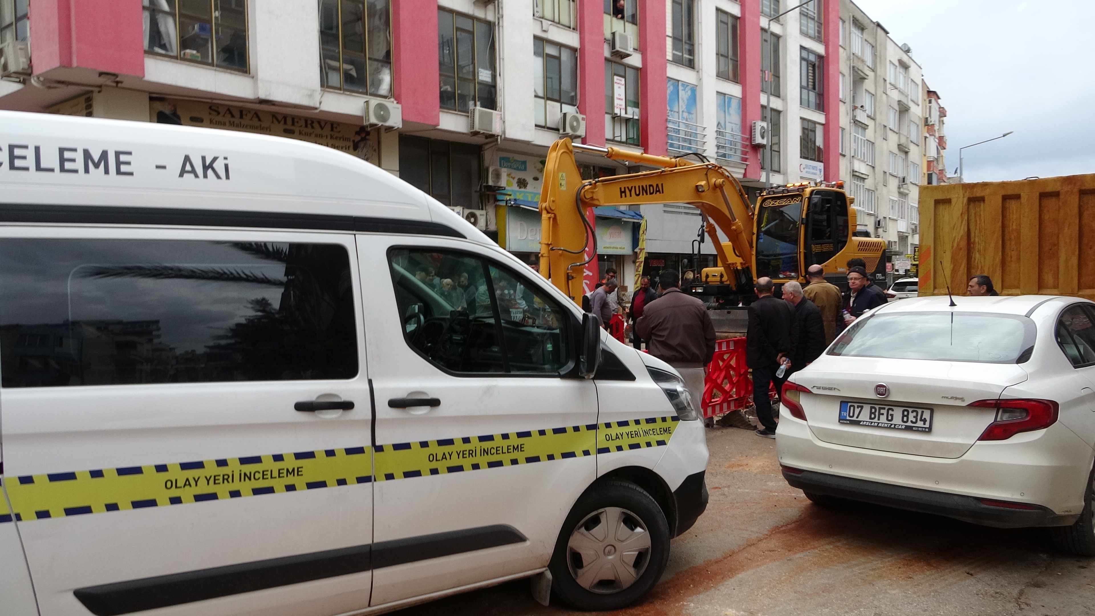 Altyapı Çalışmasında Korkutan Keşif Cami Önünde Insan Kemikleri Bulundu (2)
