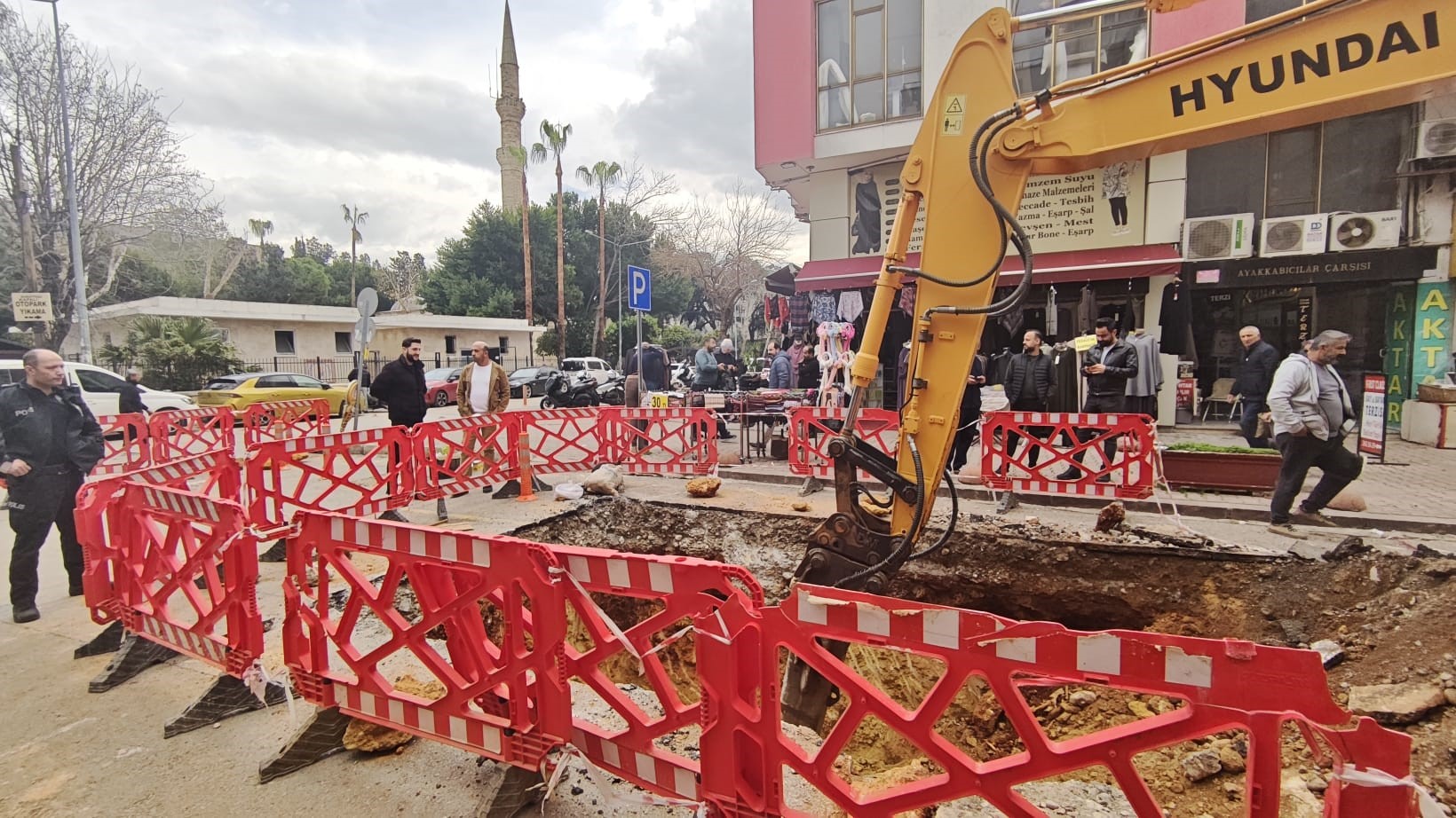 Altyapı Çalışmasında Korkutan Keşif Cami Önünde Insan Kemikleri Bulundu (3)