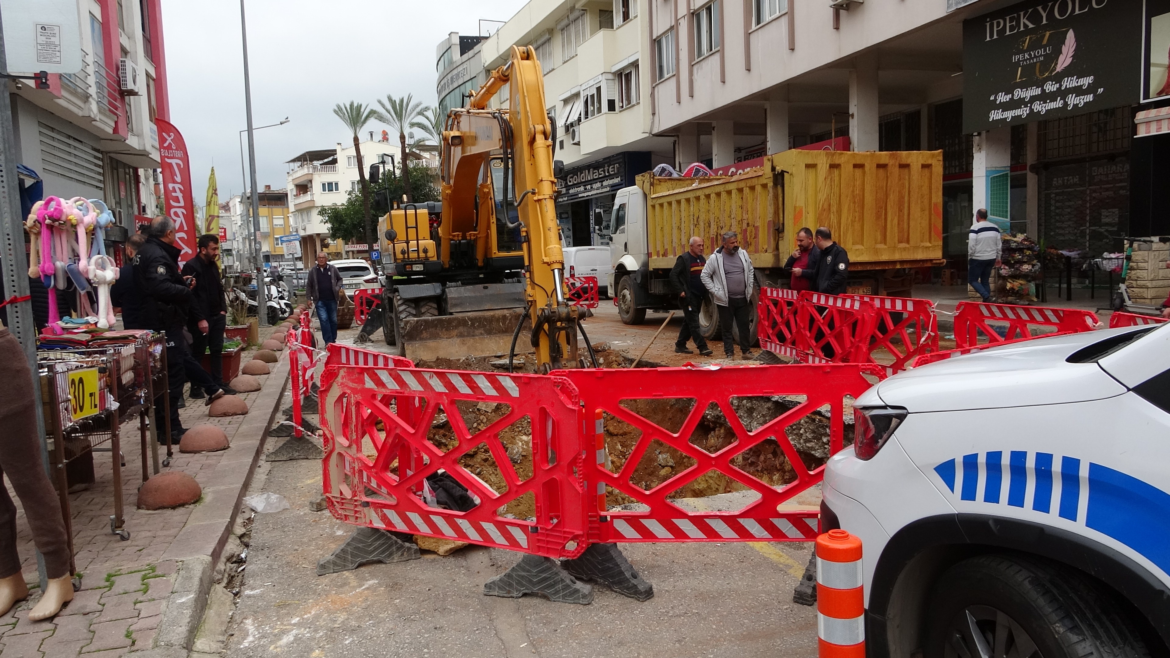 Altyapı Çalışmasında Korkutan Keşif Cami Önünde Insan Kemikleri Bulundu (4)