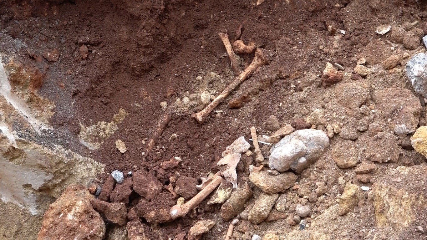 Altyapı Çalışmasında Korkutan Keşif Cami Önünde Insan Kemikleri Bulundu (5)