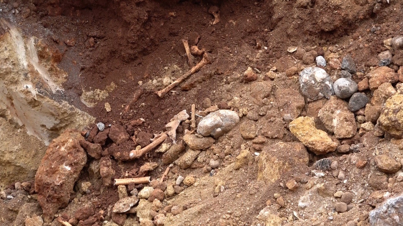 Altyapı Çalışmasında Korkutan Keşif Cami Önünde Insan Kemikleri Bulundu (7)