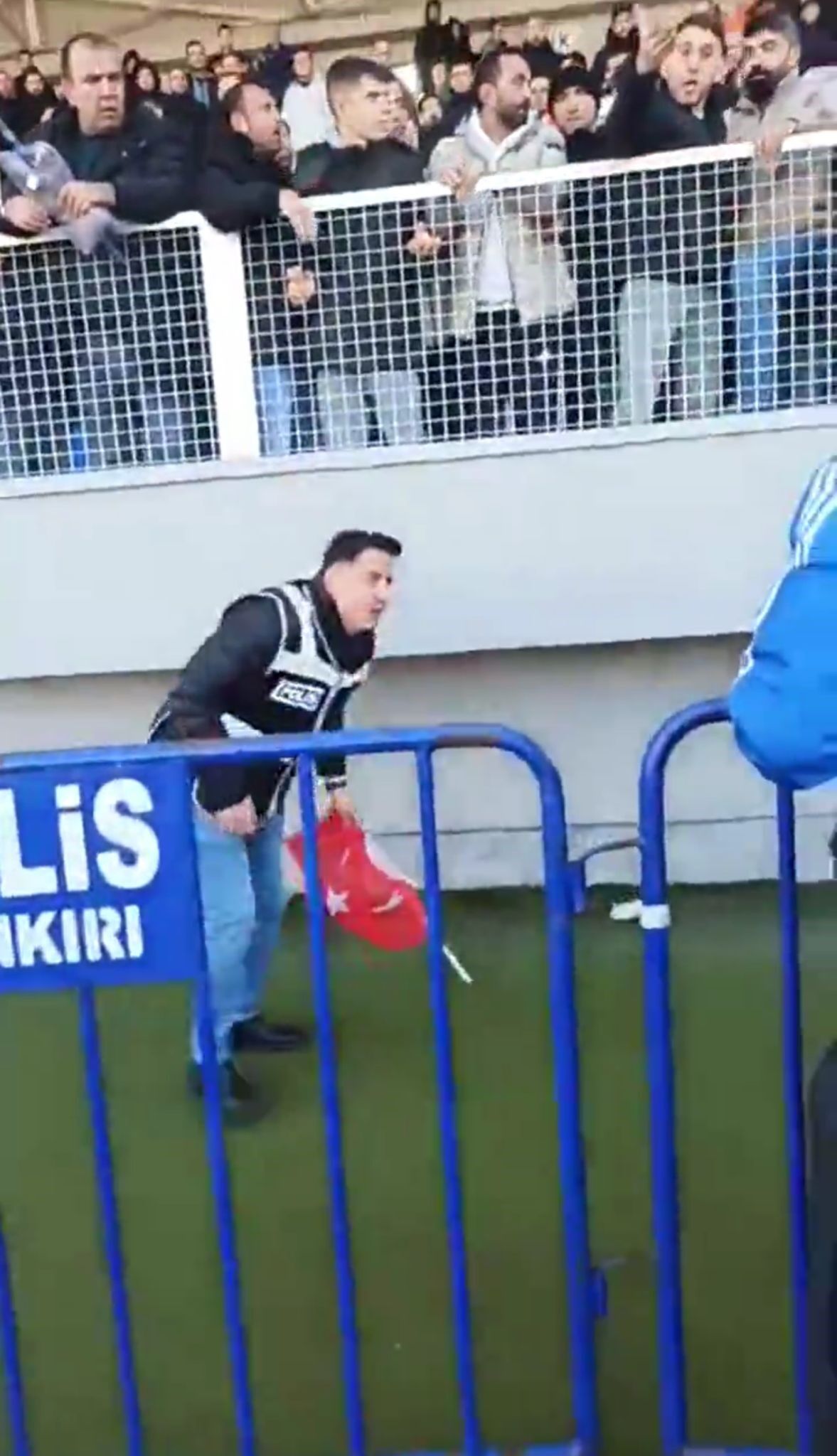 Amator Macta Duygulandiran An Polis O Hareketiyle Alkis Topladi (2)-3