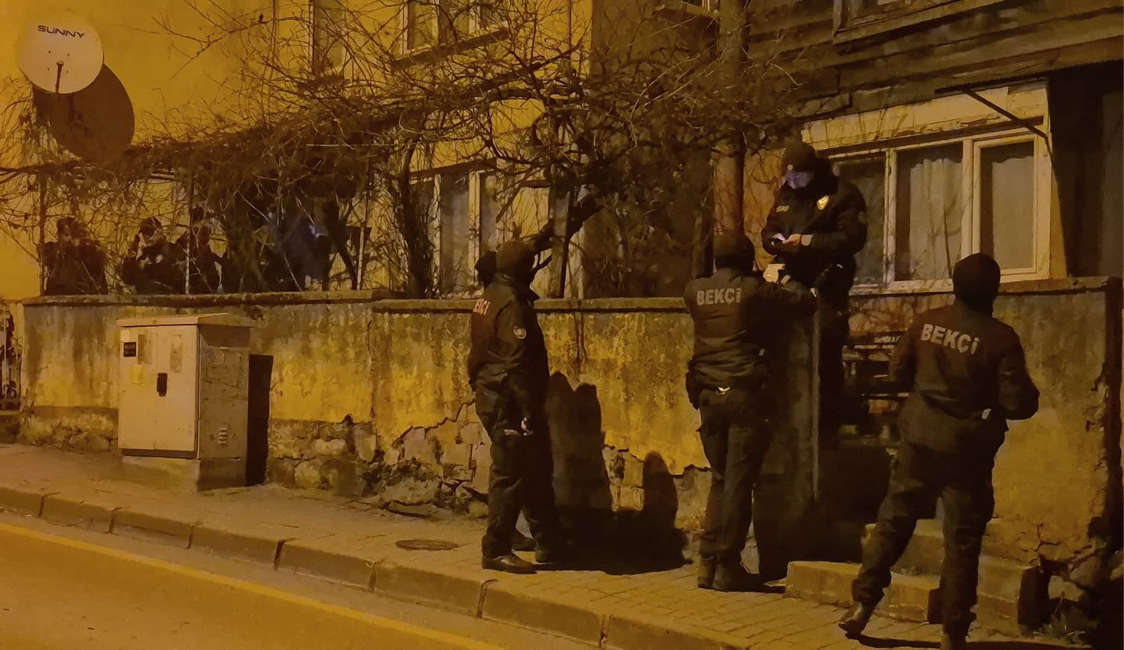 Anahtari Evde Unuttu Ortalik Karisti Polis Kapi Kapi Dolasti (2)