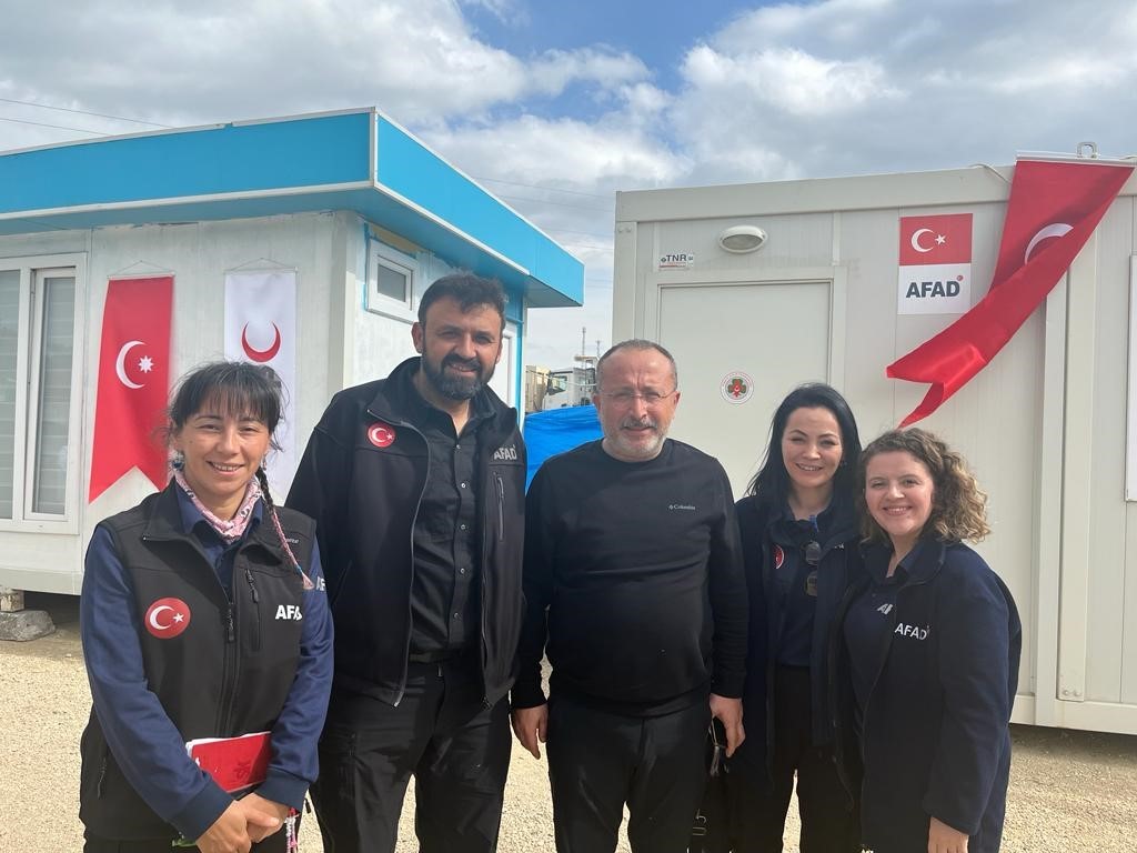 Asrın Felaketinde Asrın Fedakârlığı Boynunda Kemoterapi Şişesiyle 63 Gün Hatay’da Görev Yaptı (10)