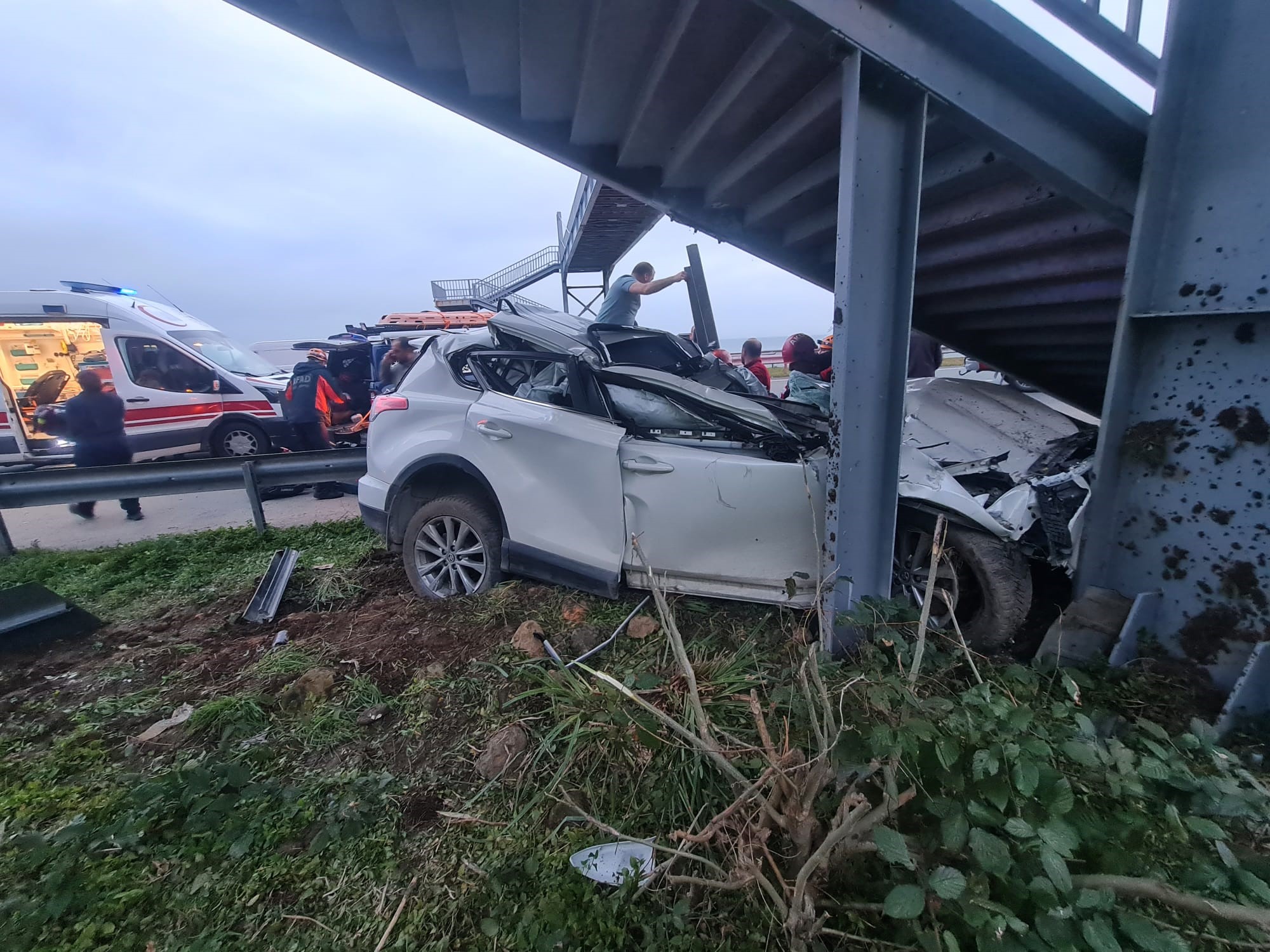 Baba–Oğulun Bulunduğu Araç Hurdaya Döndü Oğul Hayatını Kaybetti (4)