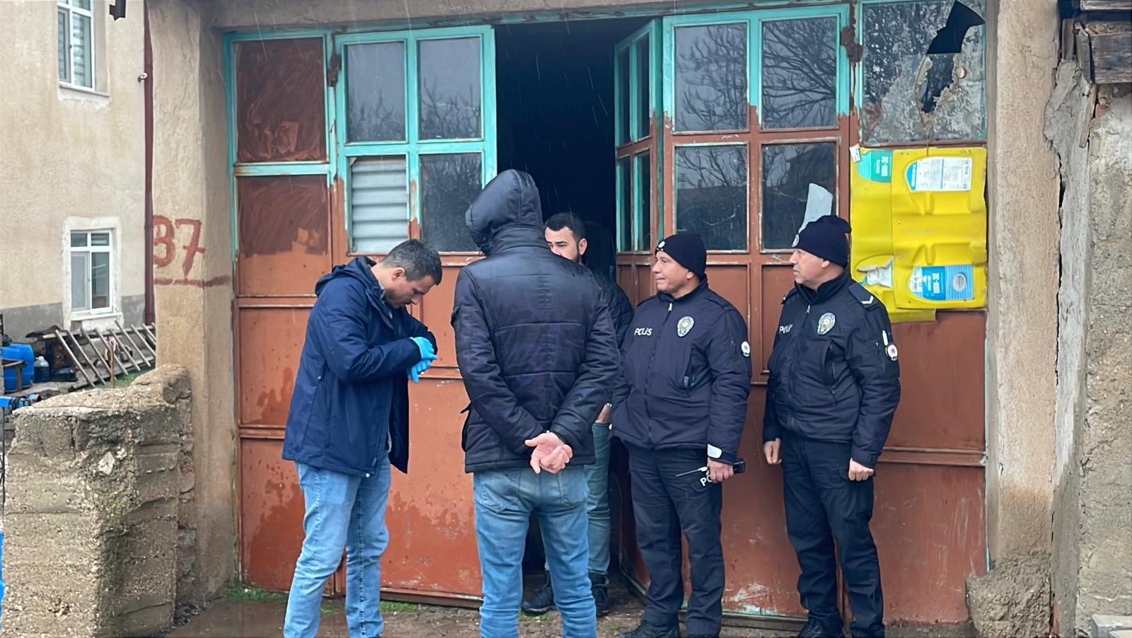 Babasi Silah Sesine Kostu Oz Evladini Kanlar Icinde Buldu (7)