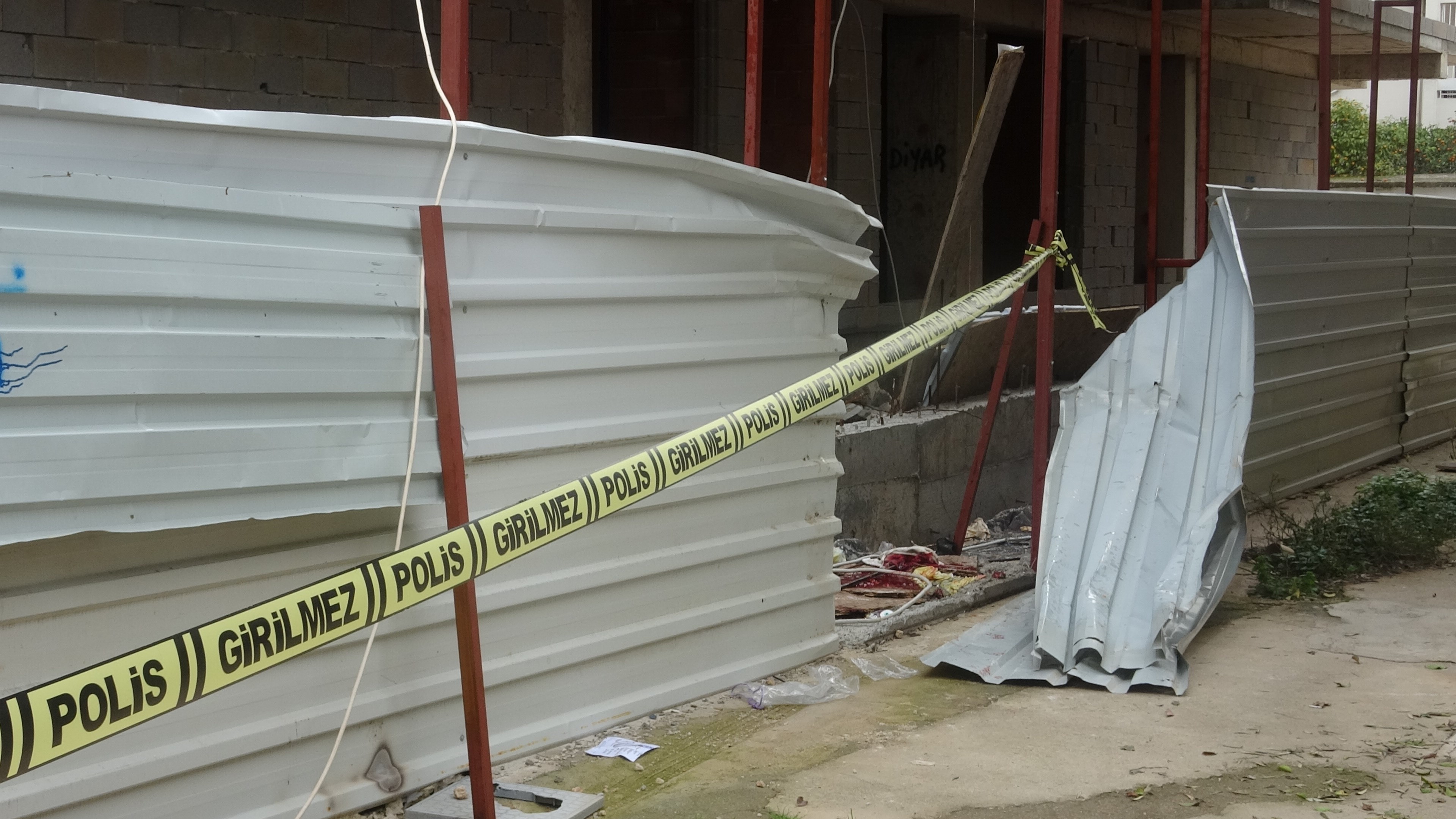 Bir Anlık Denge Kaybı Felakete Dönüştü! Çatıdan Düştü, Babanın Feryadı Yürekleri Dağladı (4)