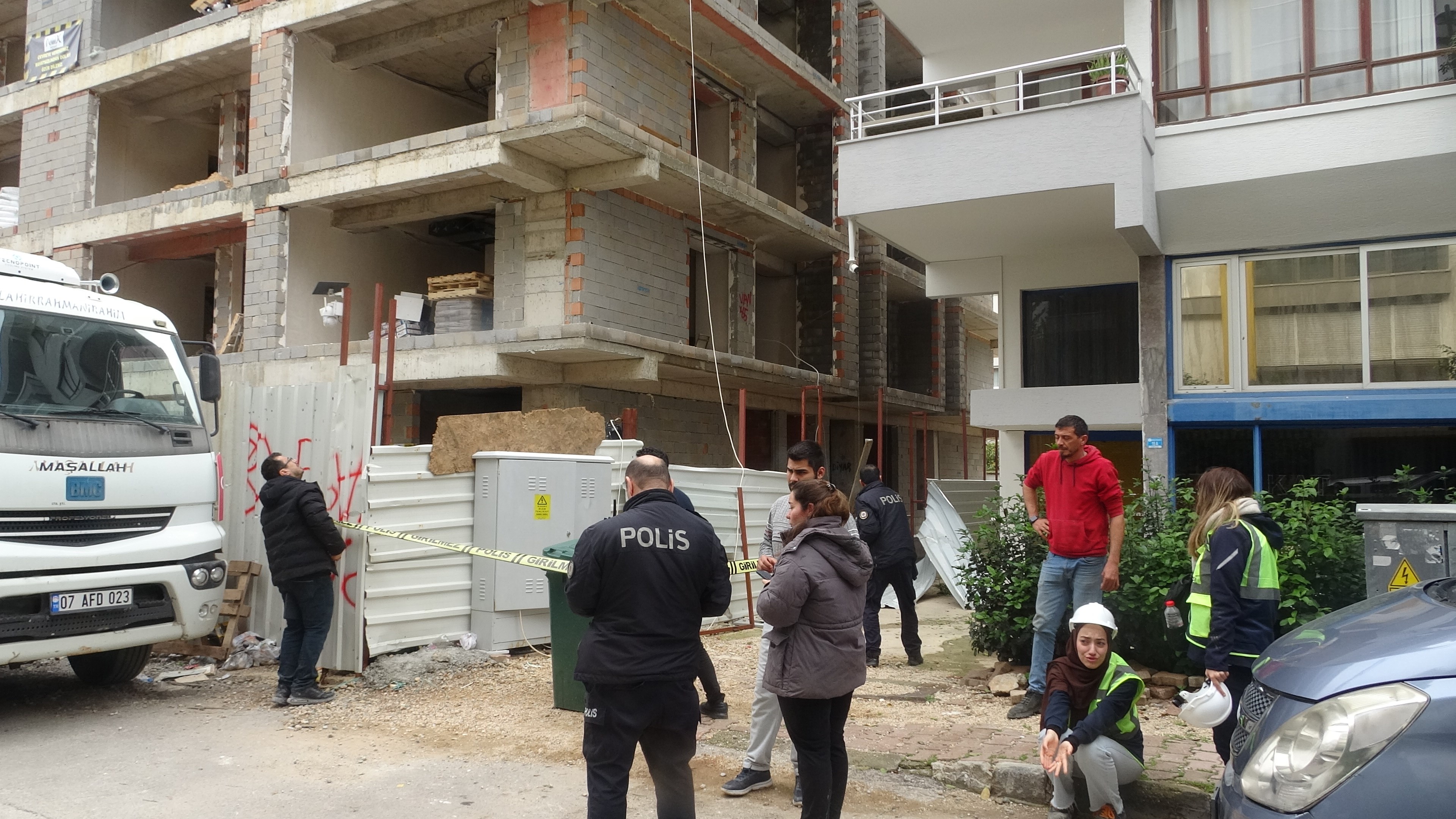 Bir Anlık Denge Kaybı Felakete Dönüştü! Çatıdan Düştü, Babanın Feryadı Yürekleri Dağladı (7)