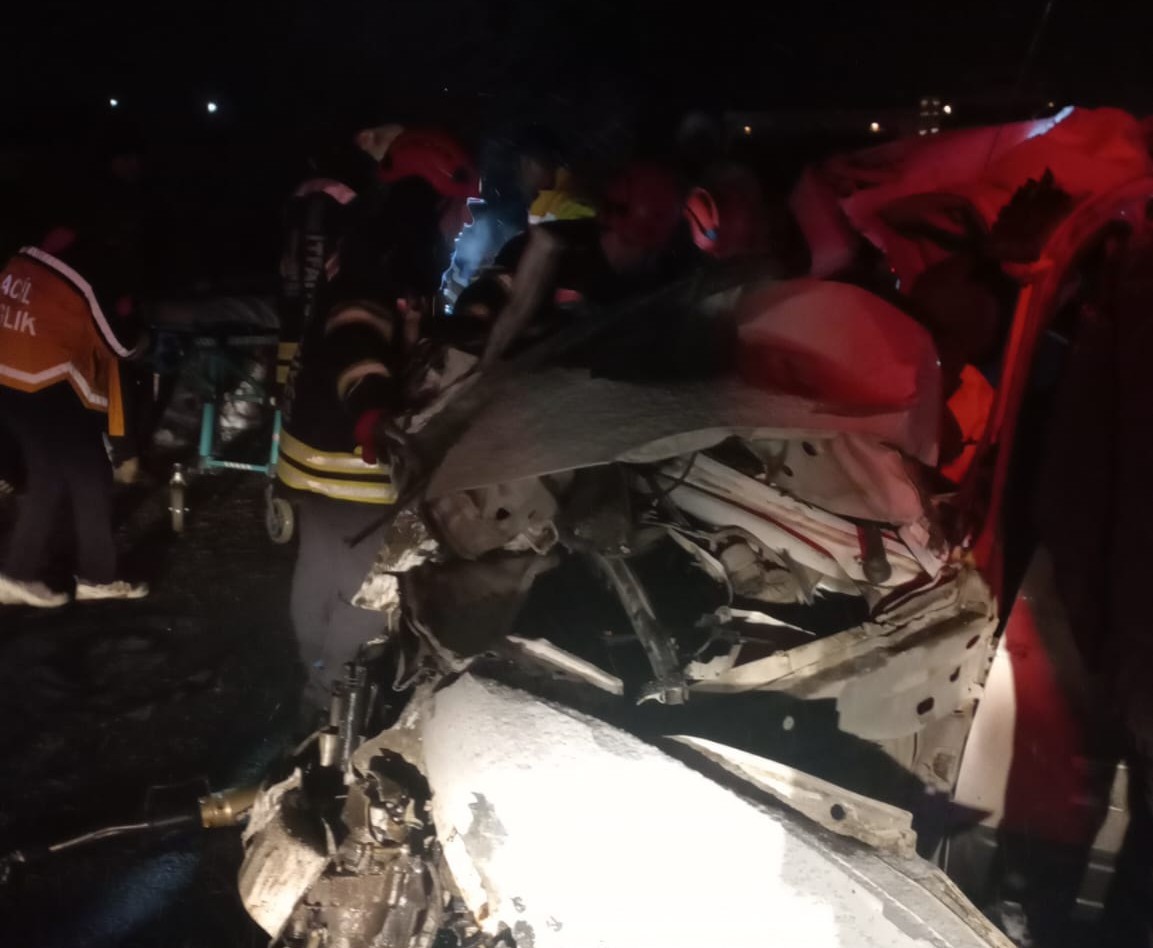 Bir Araçtan Dört Tabut Korkunç Kazada Ölen 4 Kişinin Kimliği Belli Oldu (2)