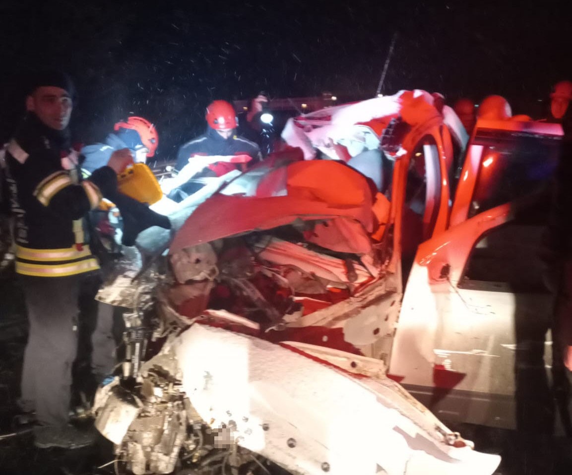 Bir Araçtan Dört Tabut Korkunç Kazada Ölen 4 Kişinin Kimliği Belli Oldu (3)