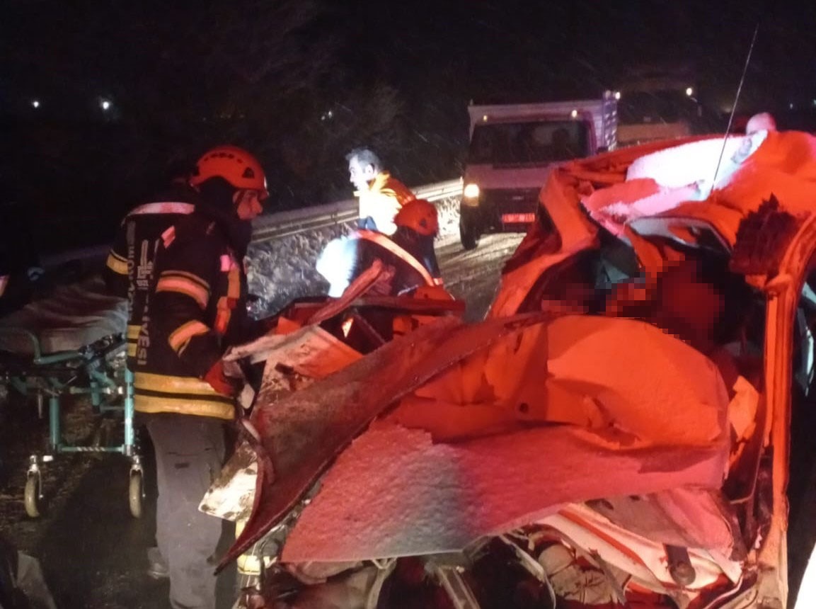 Bir Araçtan Dört Tabut Korkunç Kazada Ölen 4 Kişinin Kimliği Belli Oldu (7)