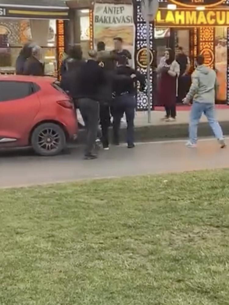 Bir Kisiyi Aralarina Alip Tekme Tokat Dovduler O Anlar Cep Telefonuyla Saniye Saniye K (2)