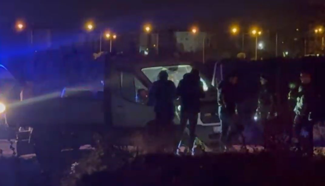 Boş Arazide Kanlı Sabah Park Halindeki Otomobilde Bıçaklanmış Ceset Bulundu (6)