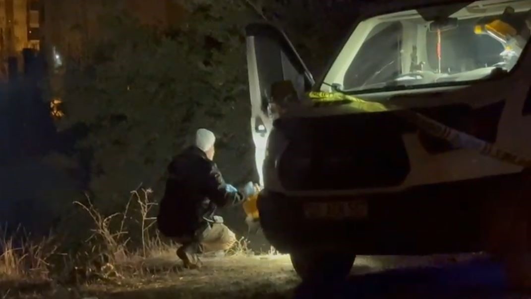 Boş Arazide Kanlı Sabah Park Halindeki Otomobilde Bıçaklanmış Ceset Bulundu (7)