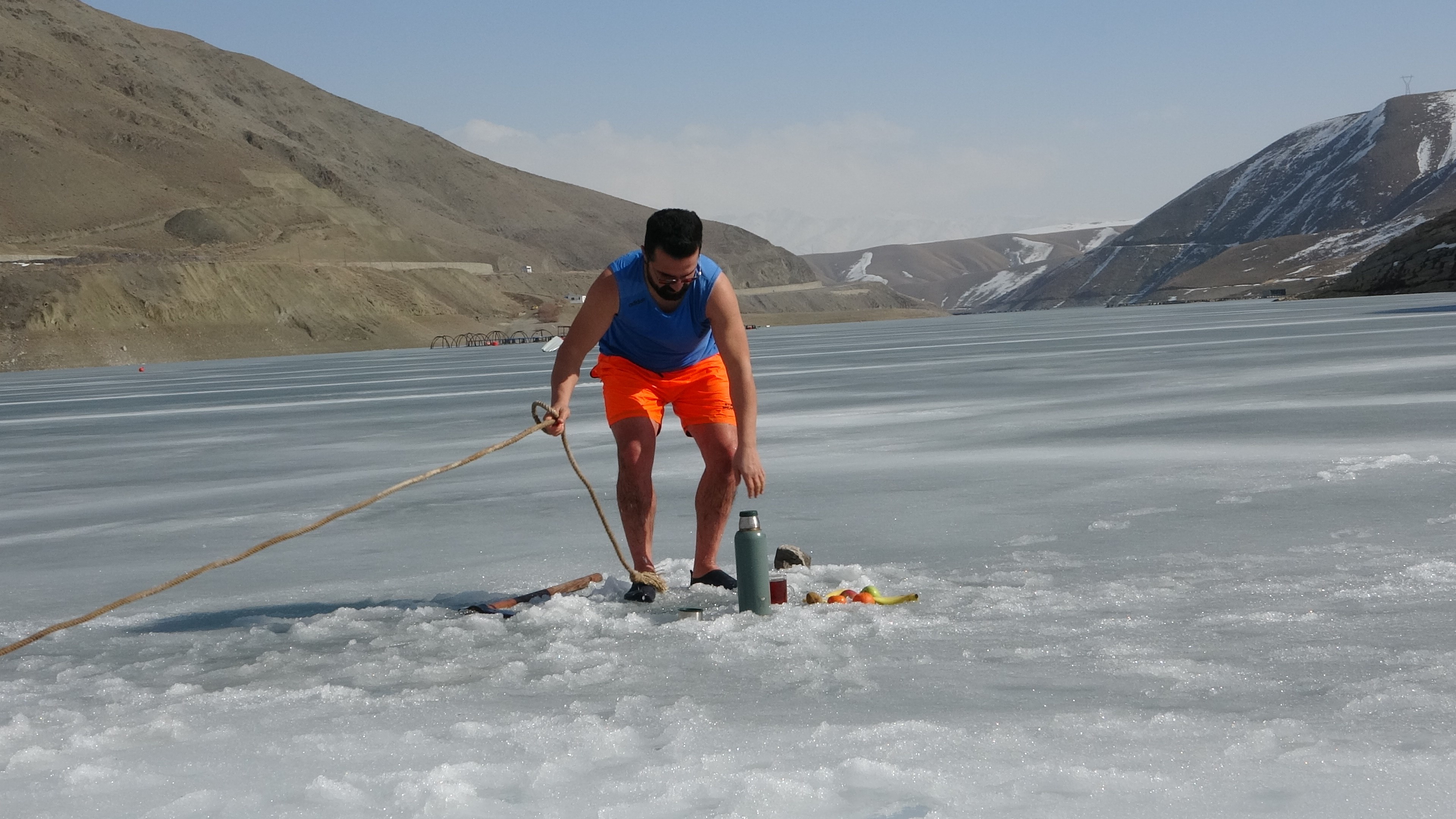 Buz Gibi Su, Sıcak Çay Öğretmen Buzları Kırdı, Barajda Çay Keyfi Yaptı (10)
