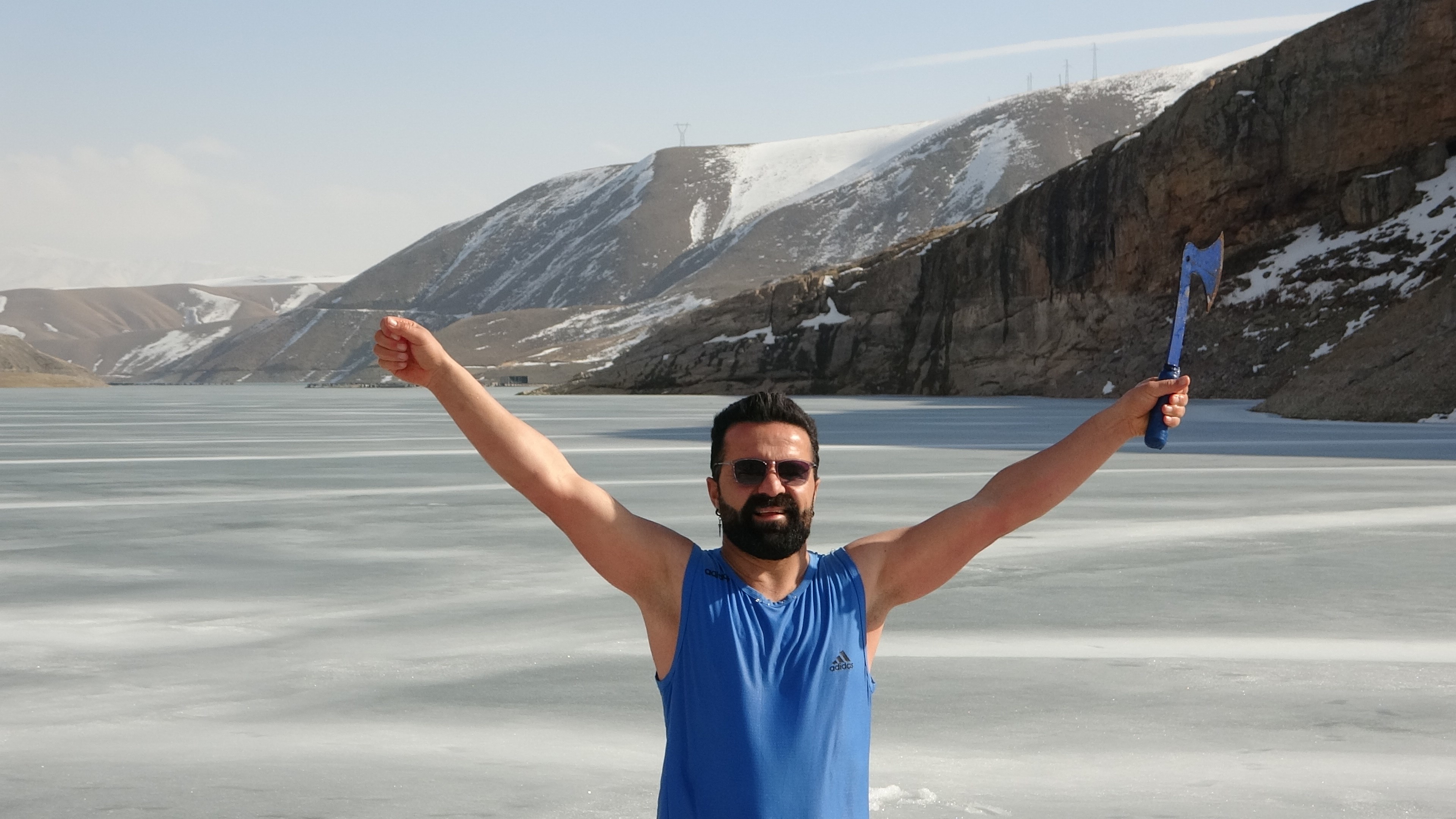 Buz Gibi Su, Sıcak Çay Öğretmen Buzları Kırdı, Barajda Çay Keyfi Yaptı (11)