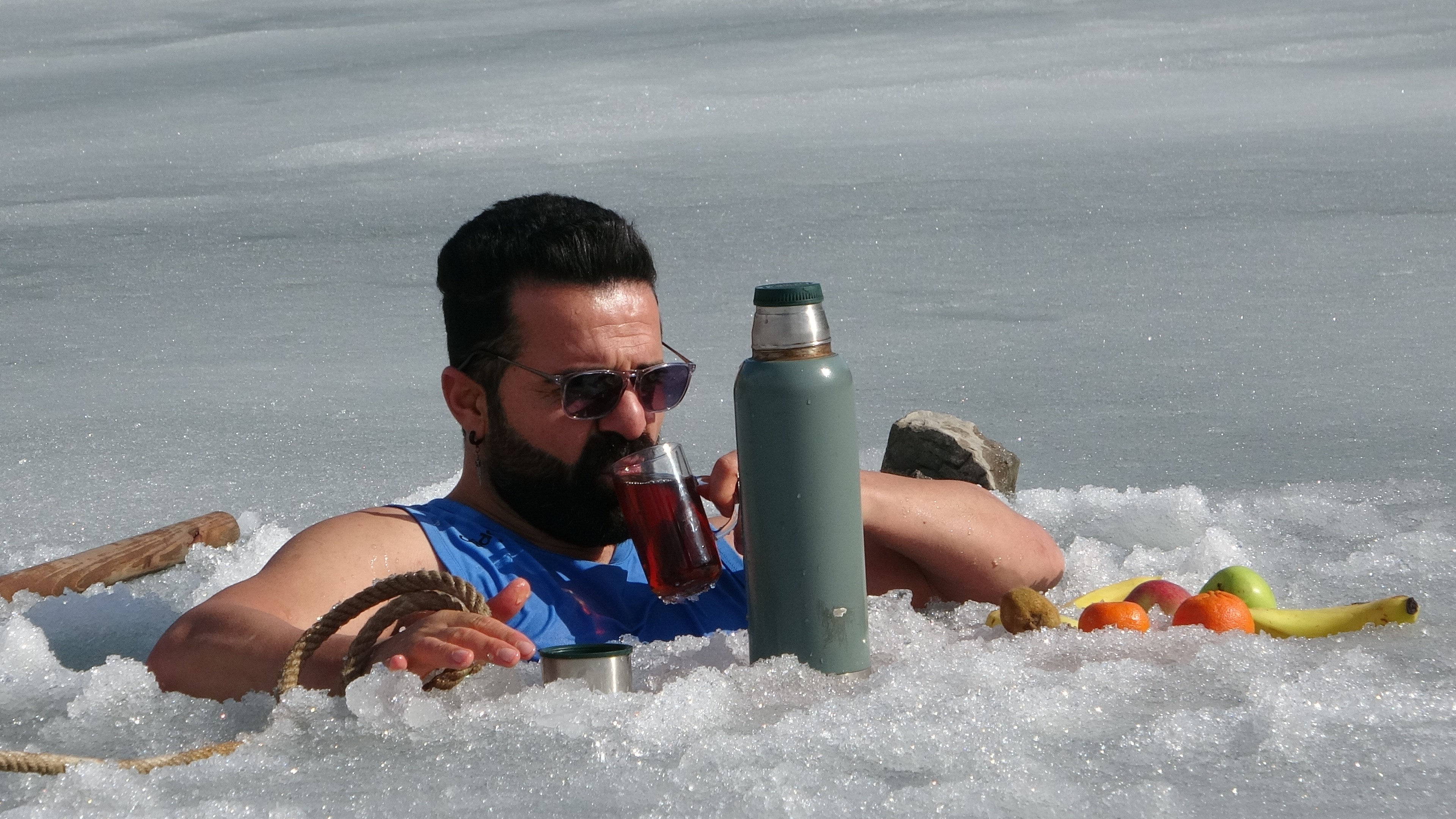 Buz Gibi Su, Sıcak Çay Öğretmen Buzları Kırdı, Barajda Çay Keyfi Yaptı (13)