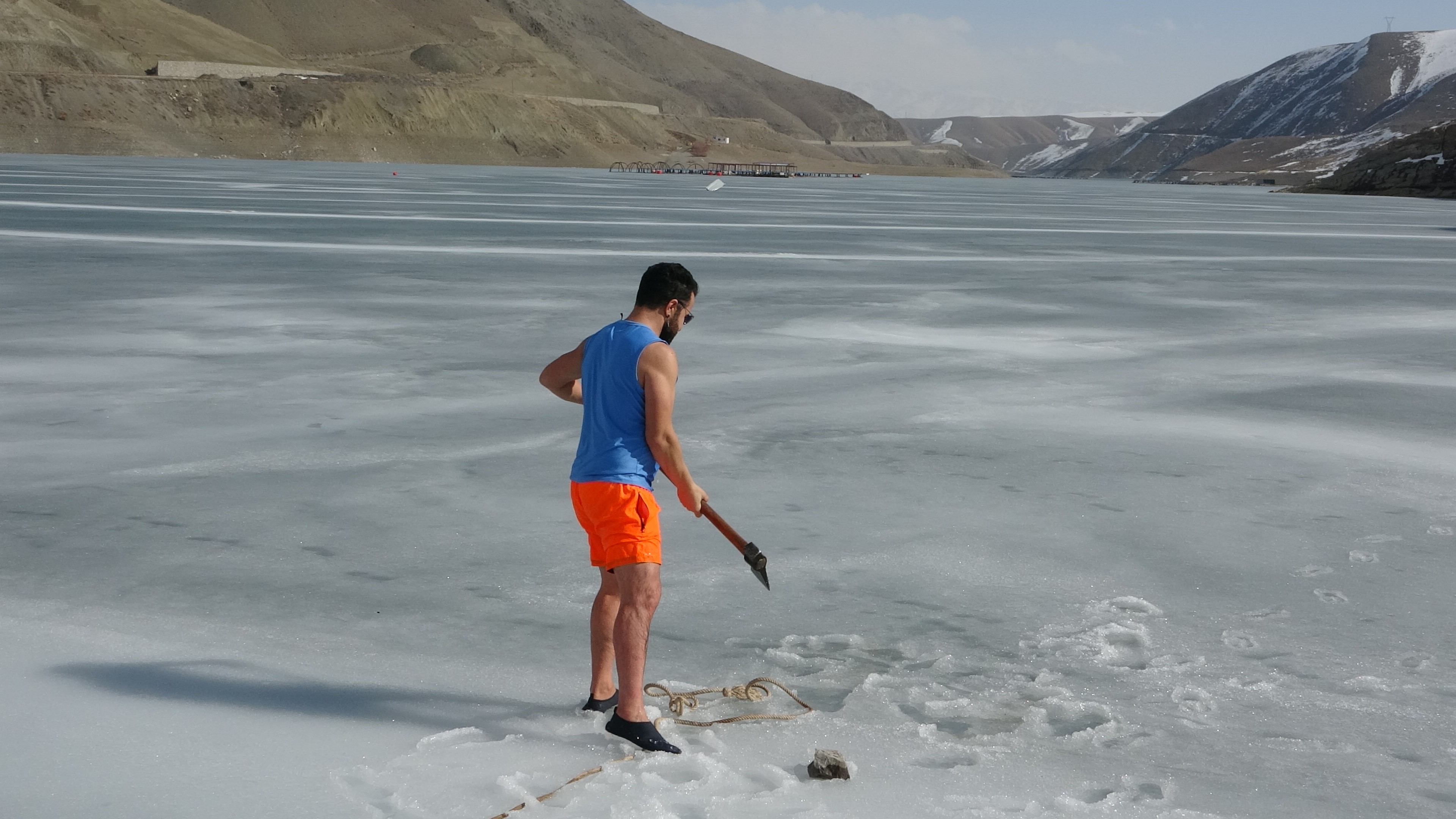 Buz Gibi Su, Sıcak Çay Öğretmen Buzları Kırdı, Barajda Çay Keyfi Yaptı (4)