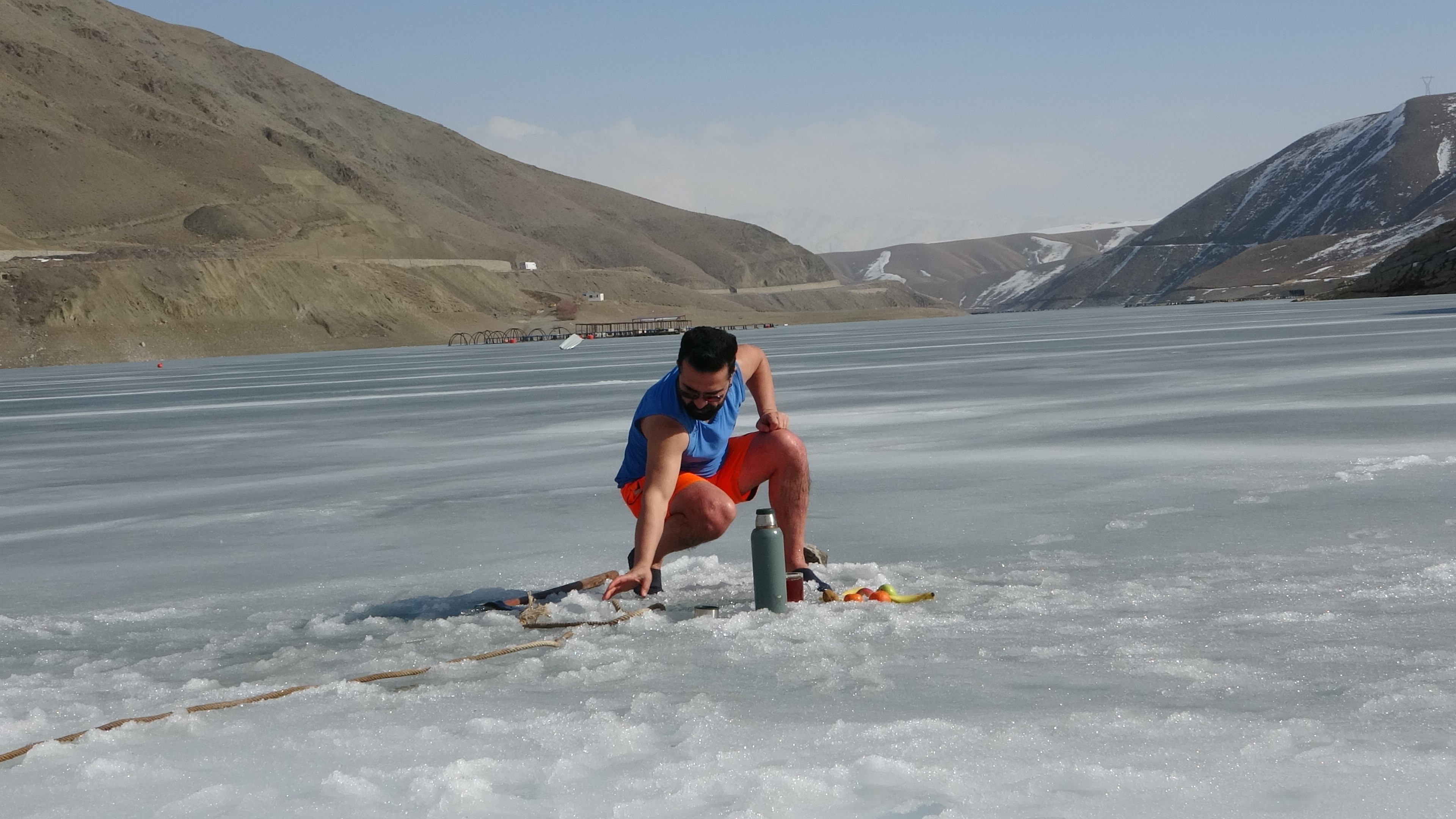 Buz Gibi Su, Sıcak Çay Öğretmen Buzları Kırdı, Barajda Çay Keyfi Yaptı (7)