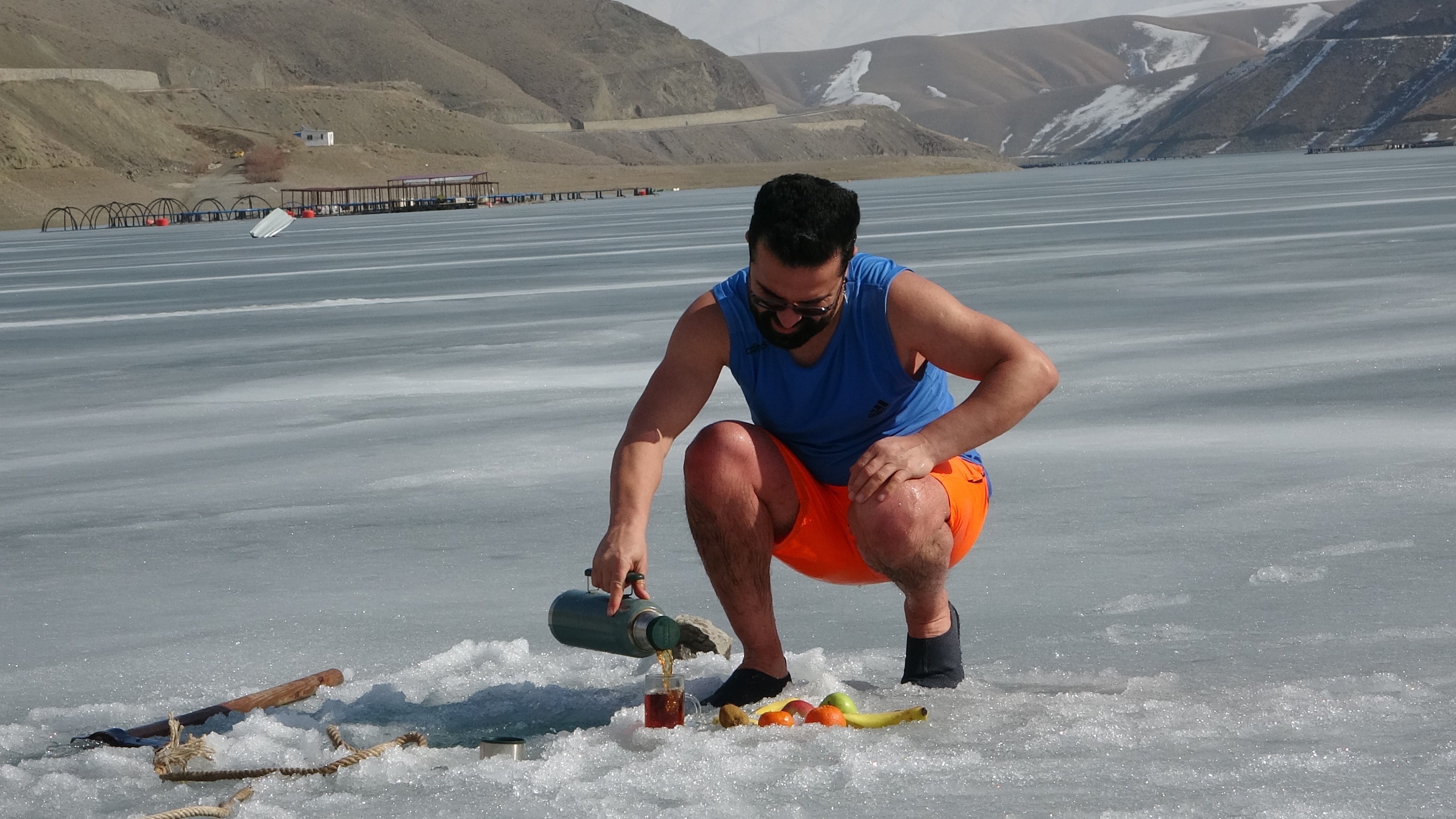 Buz Gibi Su, Sıcak Çay Öğretmen Buzları Kırdı, Barajda Çay Keyfi Yaptı (8)