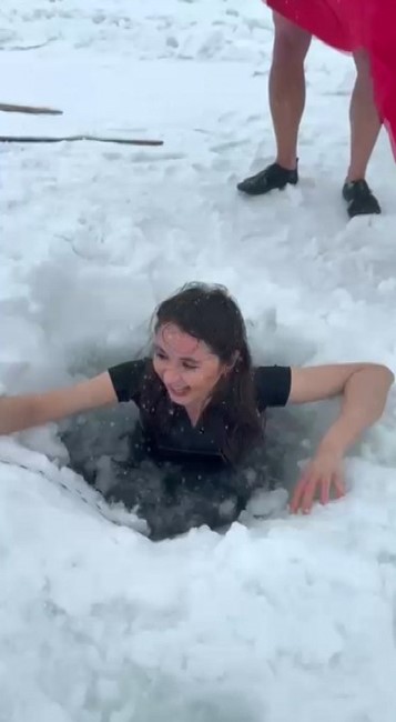 Buz Tutan Golde Nefes Kesen Goruntu Eksi 23 Derecede Buzlari Kirip Gole Girdi (2)