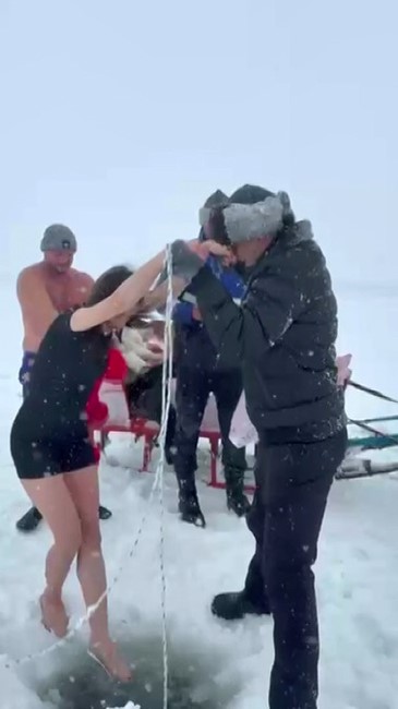 Buz Tutan Golde Nefes Kesen Goruntu Eksi 23 Derecede Buzlari Kirip Gole Girdi (3)