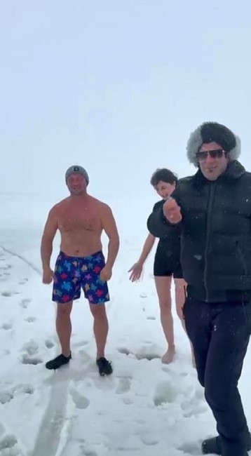 Buz Tutan Golde Nefes Kesen Goruntu Eksi 23 Derecede Buzlari Kirip Gole Girdi (4)