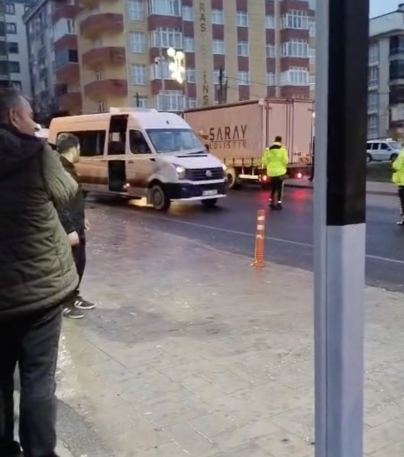 Caddeyi Geçmek Isterken Facia! Servis Minibüsü Yayayı Hayattan Kopardı (2)