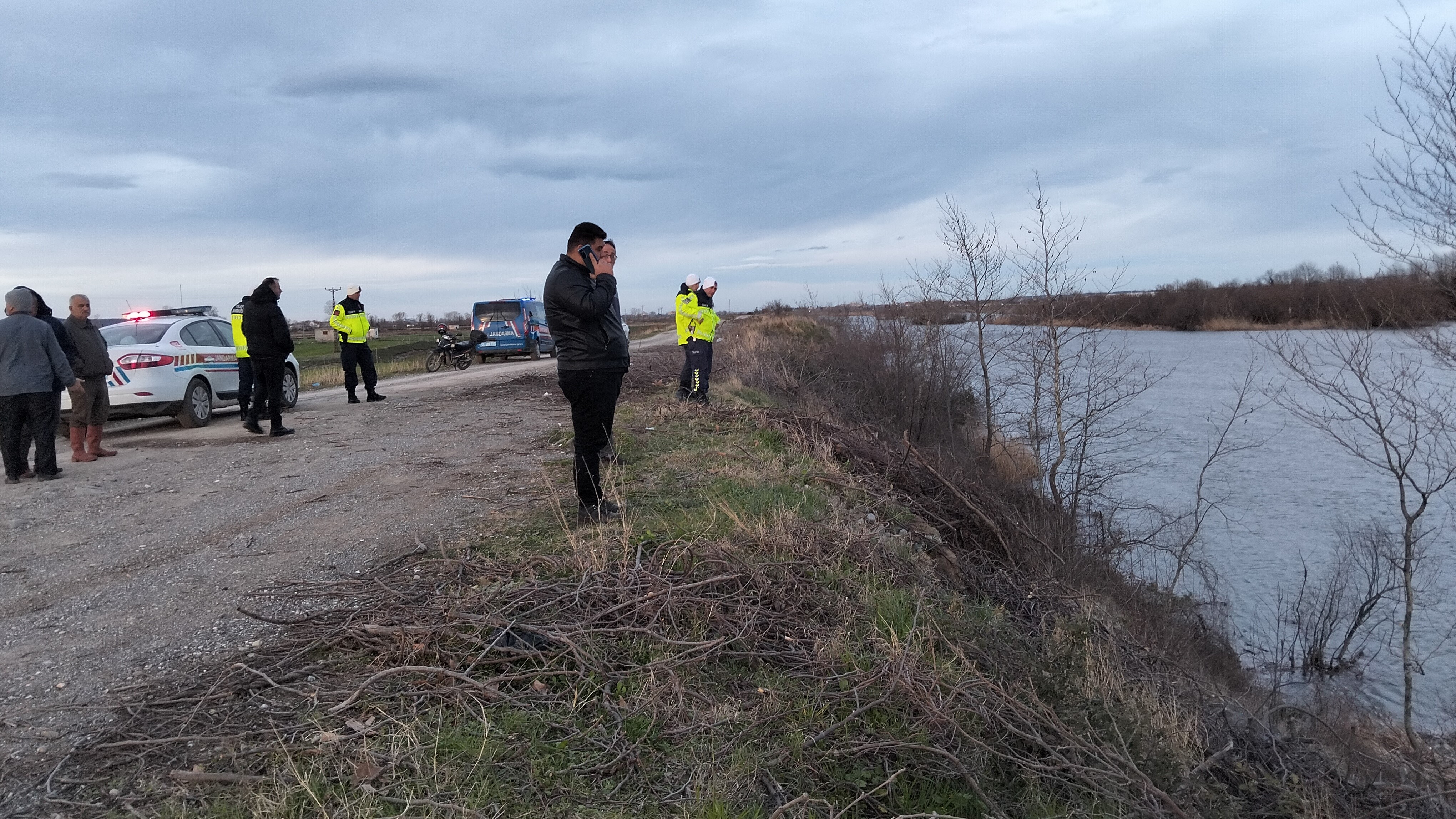 Cali Toplamaya Gittiler Facia Yasandi Kontrolden Cikan Traktor Nehre Dustu 1 Kisi Haya (2)