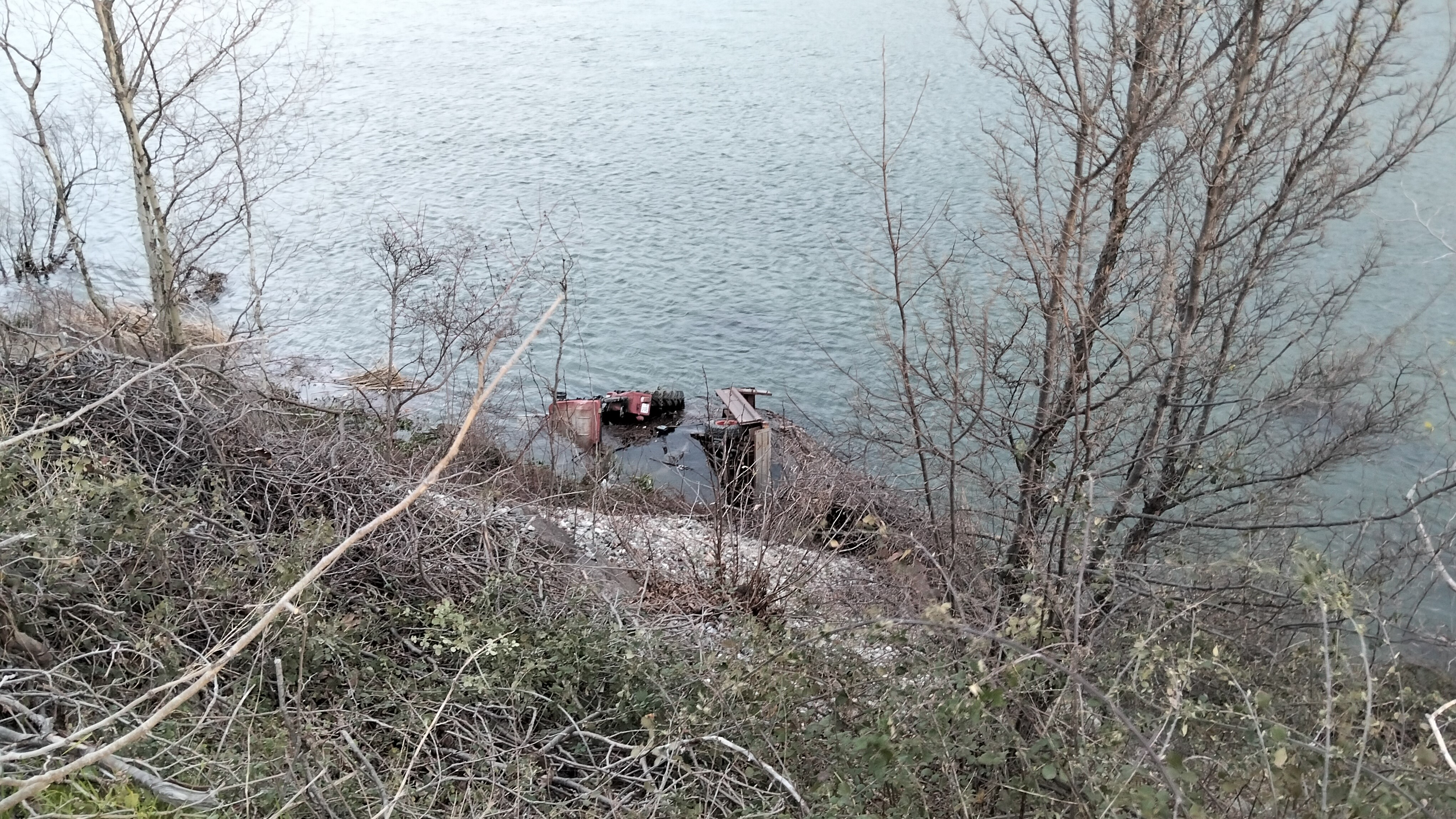 Cali Toplamaya Gittiler Facia Yasandi Kontrolden Cikan Traktor Nehre Dustu 1 Kisi Haya (3)