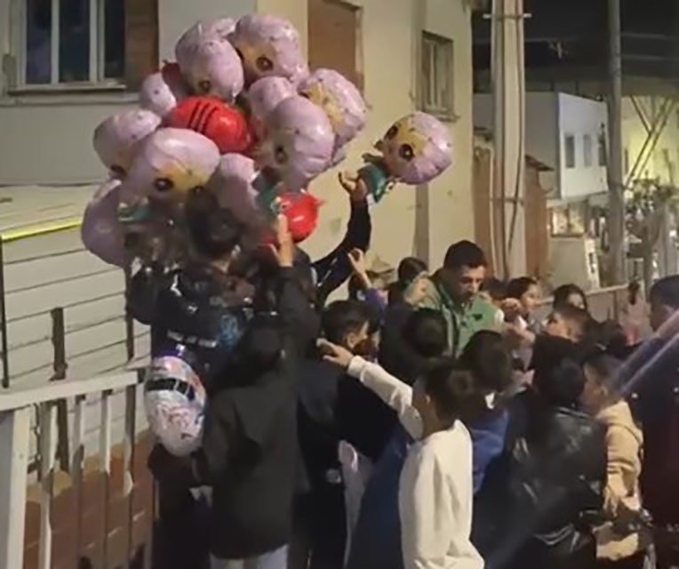 Cocuklara Ramazan Surprizi Teravih Namazi Cikisinda Yuzlerce Balon Dagitti (2)