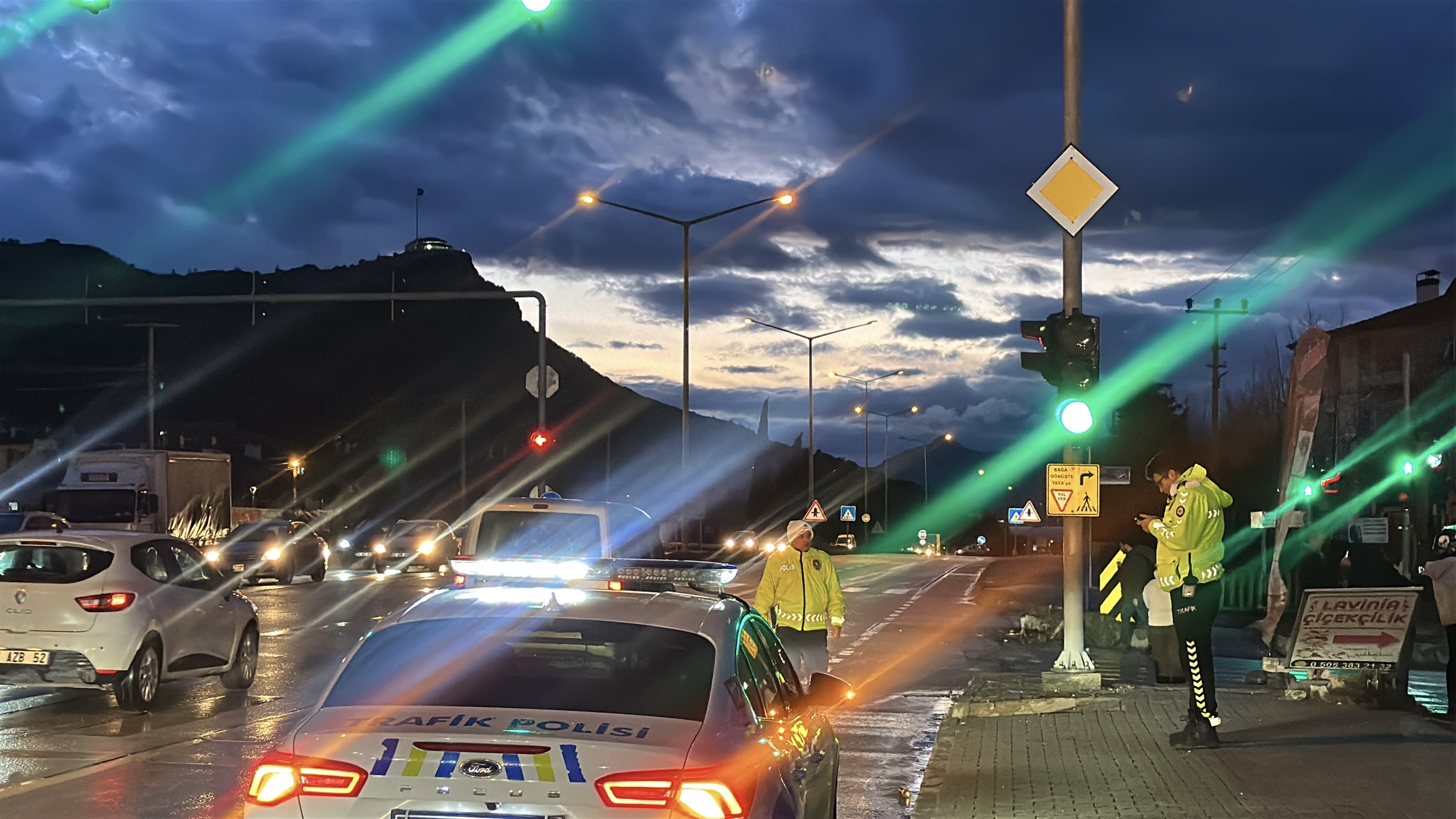 Dehşet Anları Kamerada! Korkunç Kazada Genç Kadın Metrelerce Sürüklendi (2)