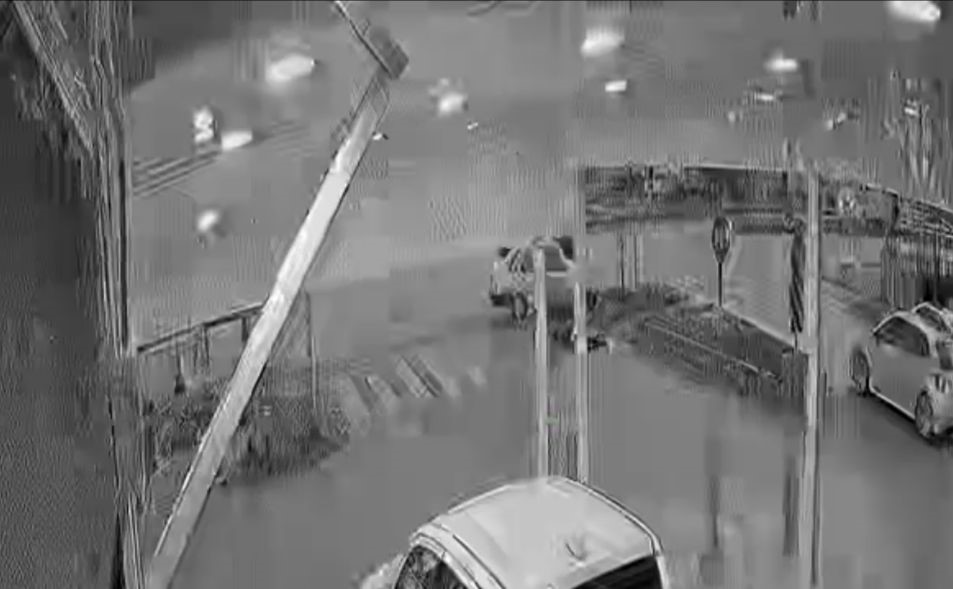 Dehşet Anları Kamerada! Korkunç Kazada Genç Kadın Metrelerce Sürüklendi (5)