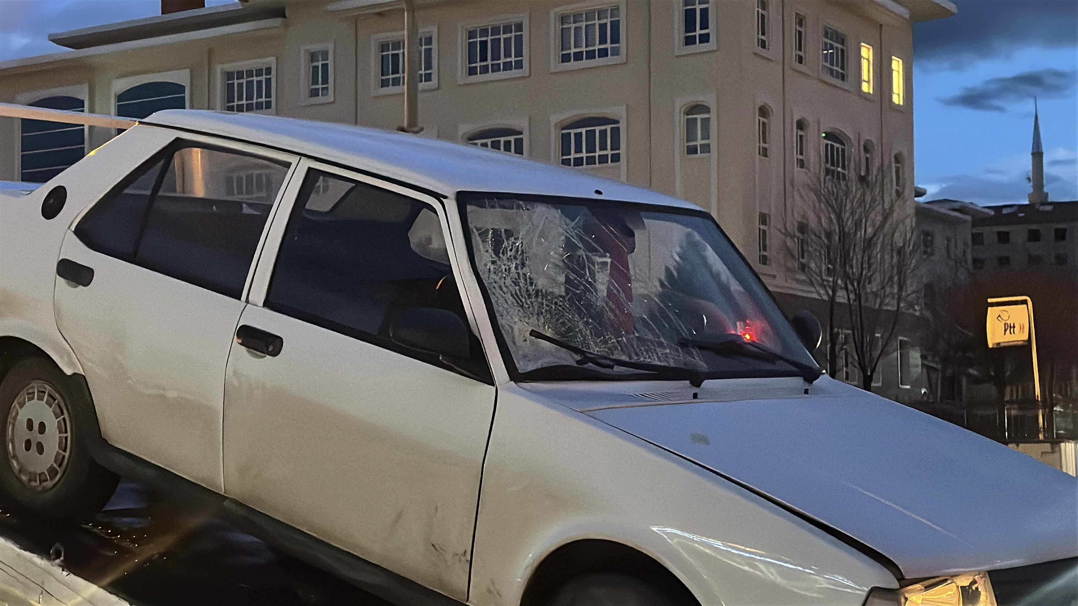 Dehşet Anları Kamerada! Korkunç Kazada Genç Kadın Metrelerce Sürüklendi (6)