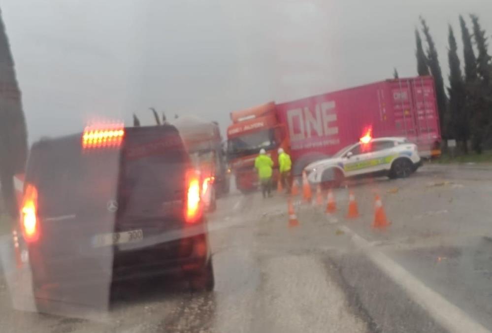 Denizli’nin Buldan Ilçesinde Bakım Nedeniyle Tek Şeride Düşen Yolda Kontrolden Çıkan Tırın Yolu Kapatması Sonucu Trafikte Aksamalar Yaşandı (2)