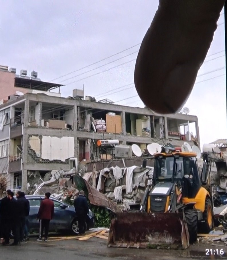 Depremde Kepçesiyle Ailesine Koştu Babasını Kurtardı, Annesinin Cenazesini Çıkardı (2)