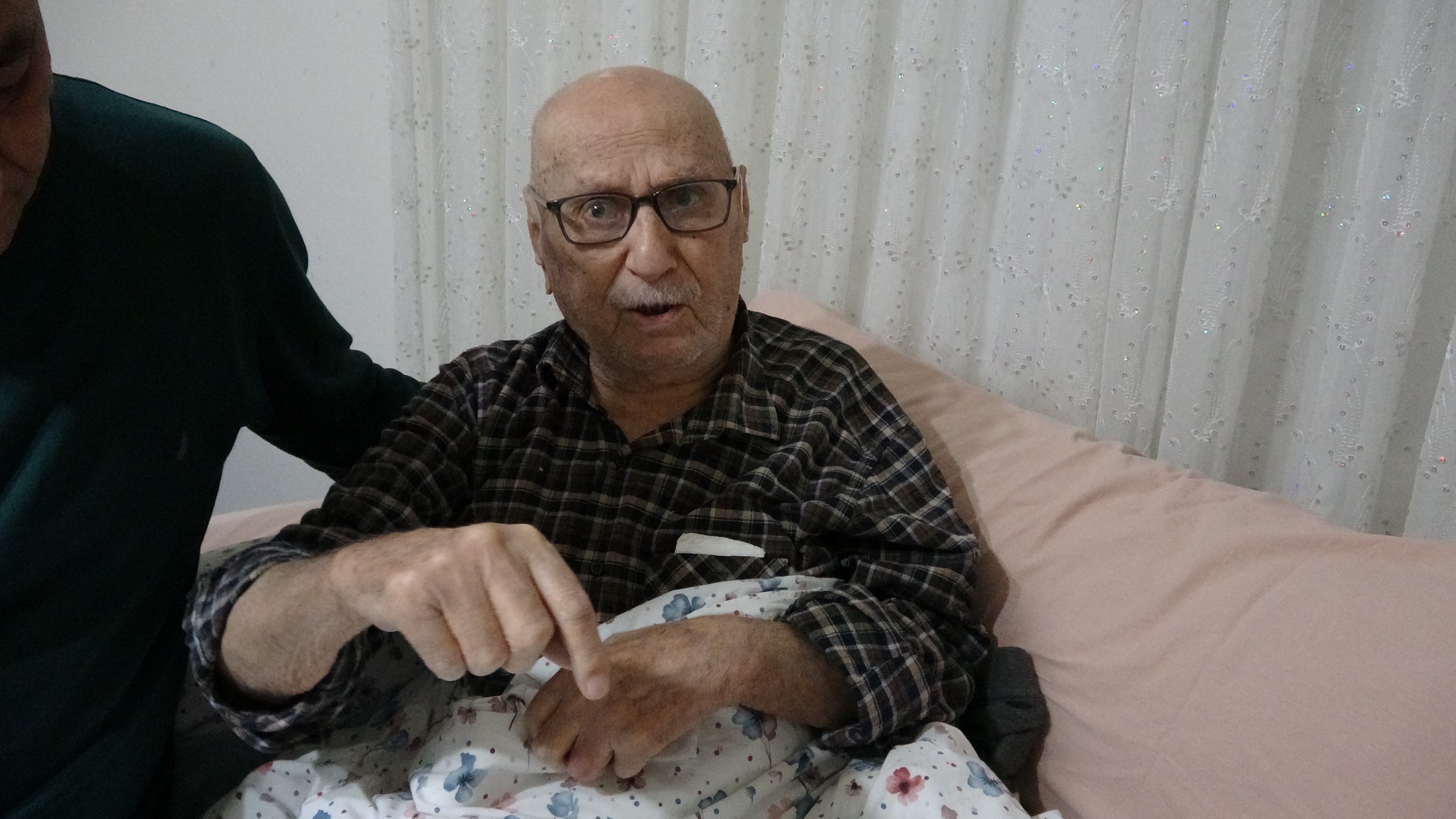 Depremde Kepçesiyle Ailesine Koştu Babasını Kurtardı, Annesinin Cenazesini Çıkardı (6)